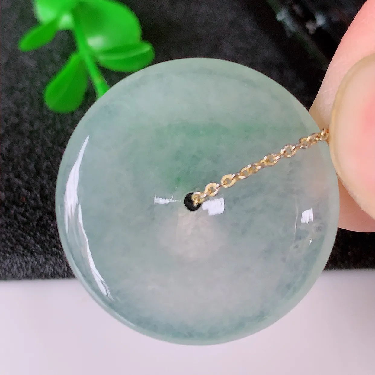 自然光实拍，冰种飘花翡翠平安扣吊坠，玉扣，平安是福；很美的料子，平安扣佩戴优雅迷人！#57.17