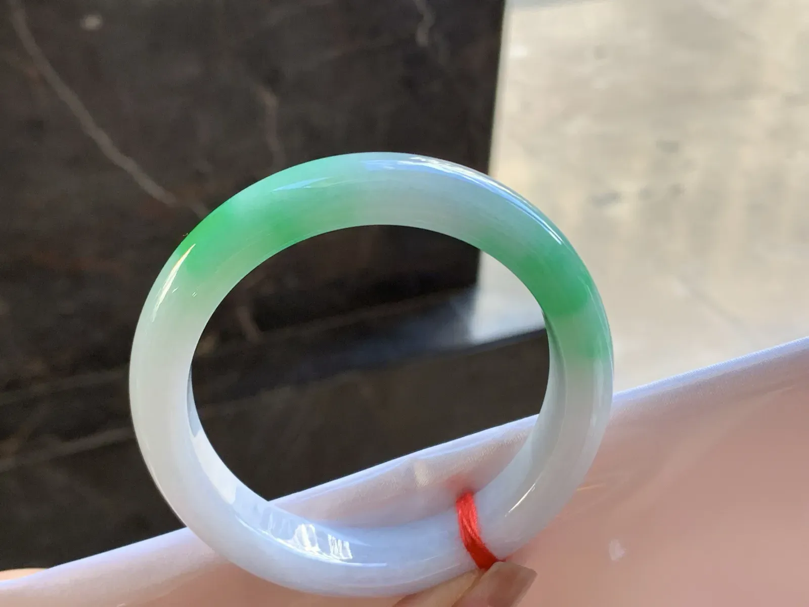 55-12.6-8.8

带色手镯^_^颜色阳玉质温润