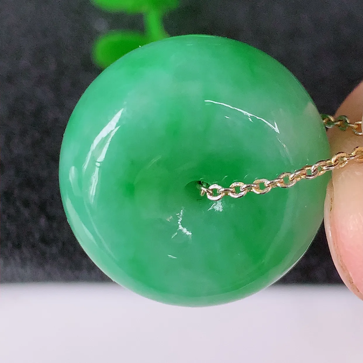 自然光实拍，冰润飘绿翡翠平安扣吊坠，形体饱满圆润，平安扣肥嘟嘟的，平平安安，种水很好，配戴精美！#05.17