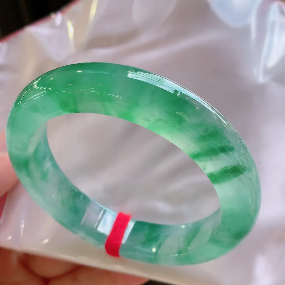 正圈冰玻阳绿 无瑕 尺寸:55.1/12.5/9.1 种色俱佳 高品质