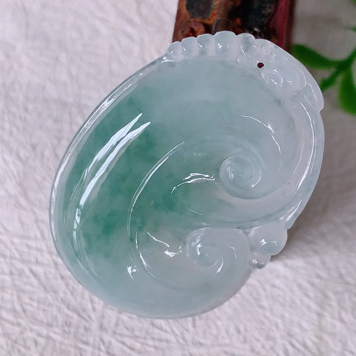 自然光实拍，冰飘花翡翠如意吊坠，冰透，翠色灵动，饱满，万事如意，如意一生，配戴精美！#57.17