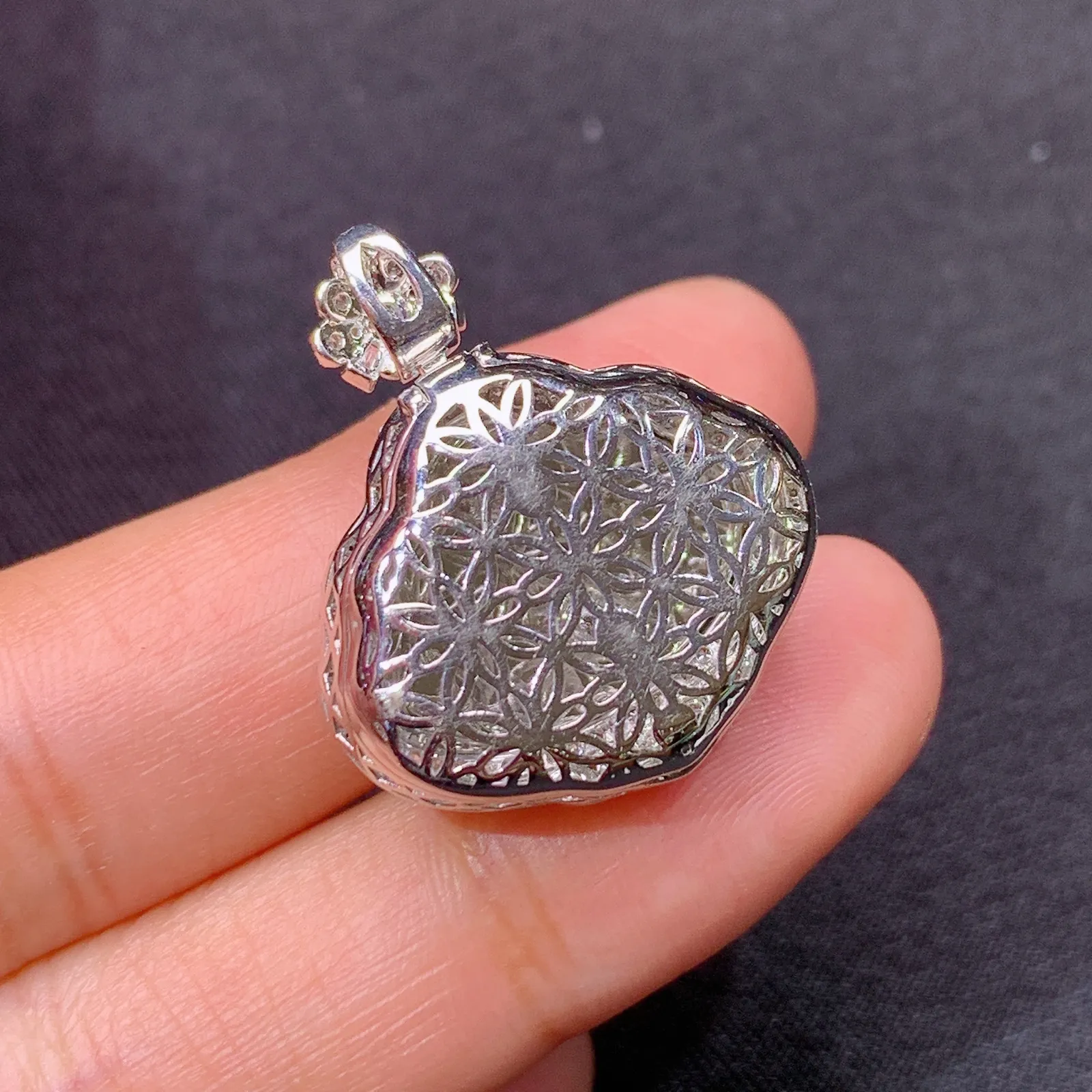 冰种浅绿笑佛吊坠，18k金镶嵌，冰润细腻，色阳，品相好，种水足，Xj 尺寸26.2*22.2*10.5