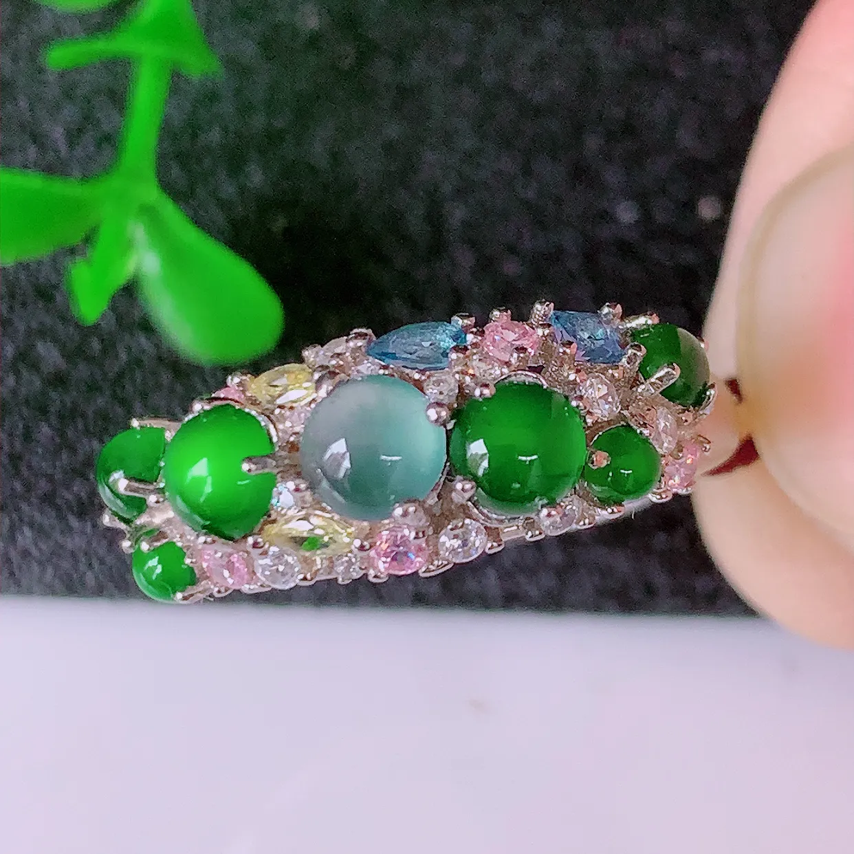 冰透满绿翡翠925银镶嵌戒面，自然光实拍，翠色灵动，颜色漂亮，种老水足，品相佳，佩戴佳品！#97.1