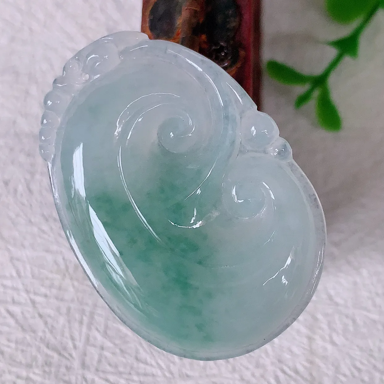 自然光实拍，冰飘花翡翠如意吊坠，冰透，翠色灵动，饱满，万事如意，如意一生，配戴精美！#57.17