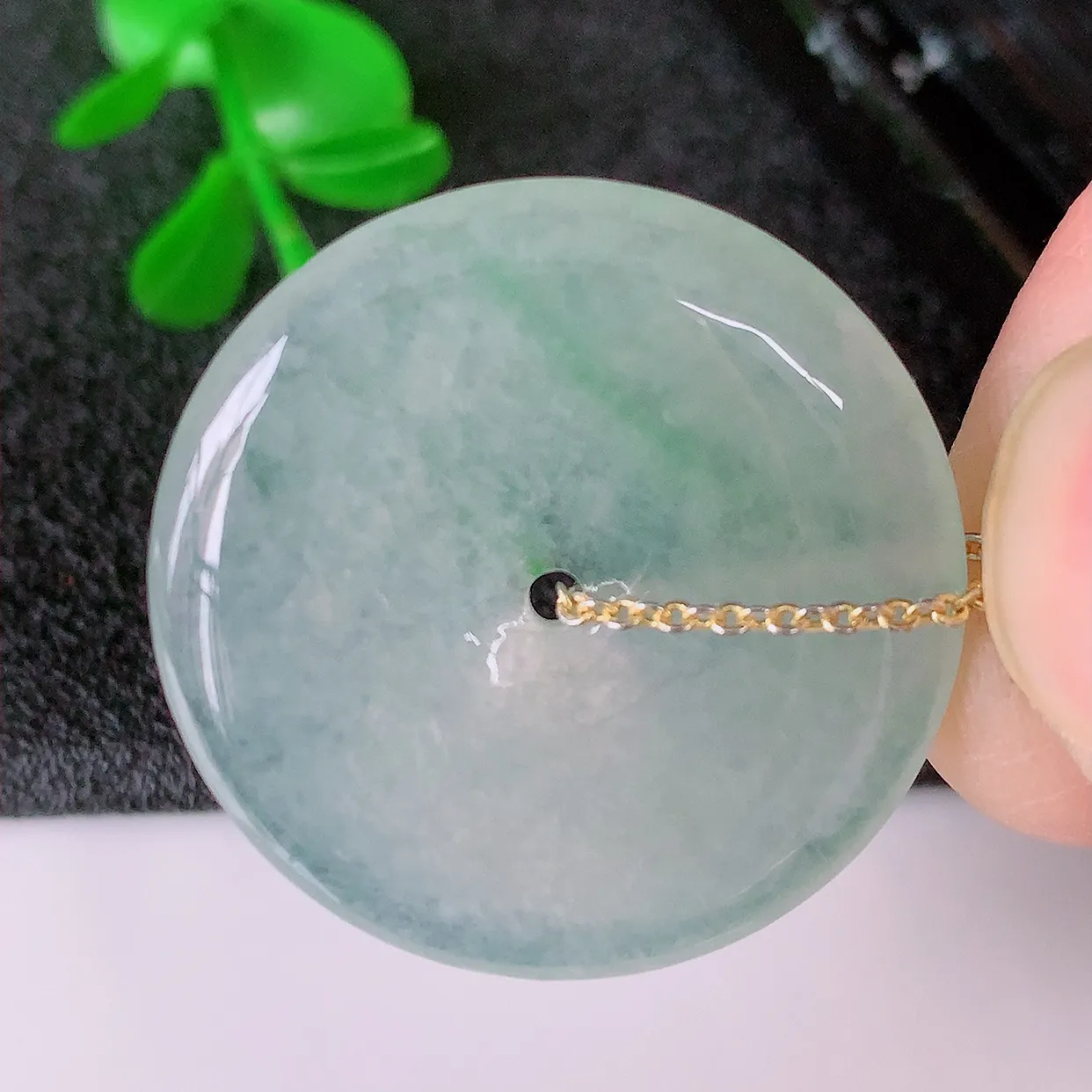 自然光实拍，冰种飘花翡翠平安扣吊坠，玉扣，平安是福；很美的料子，平安扣佩戴优雅迷人！#57.17