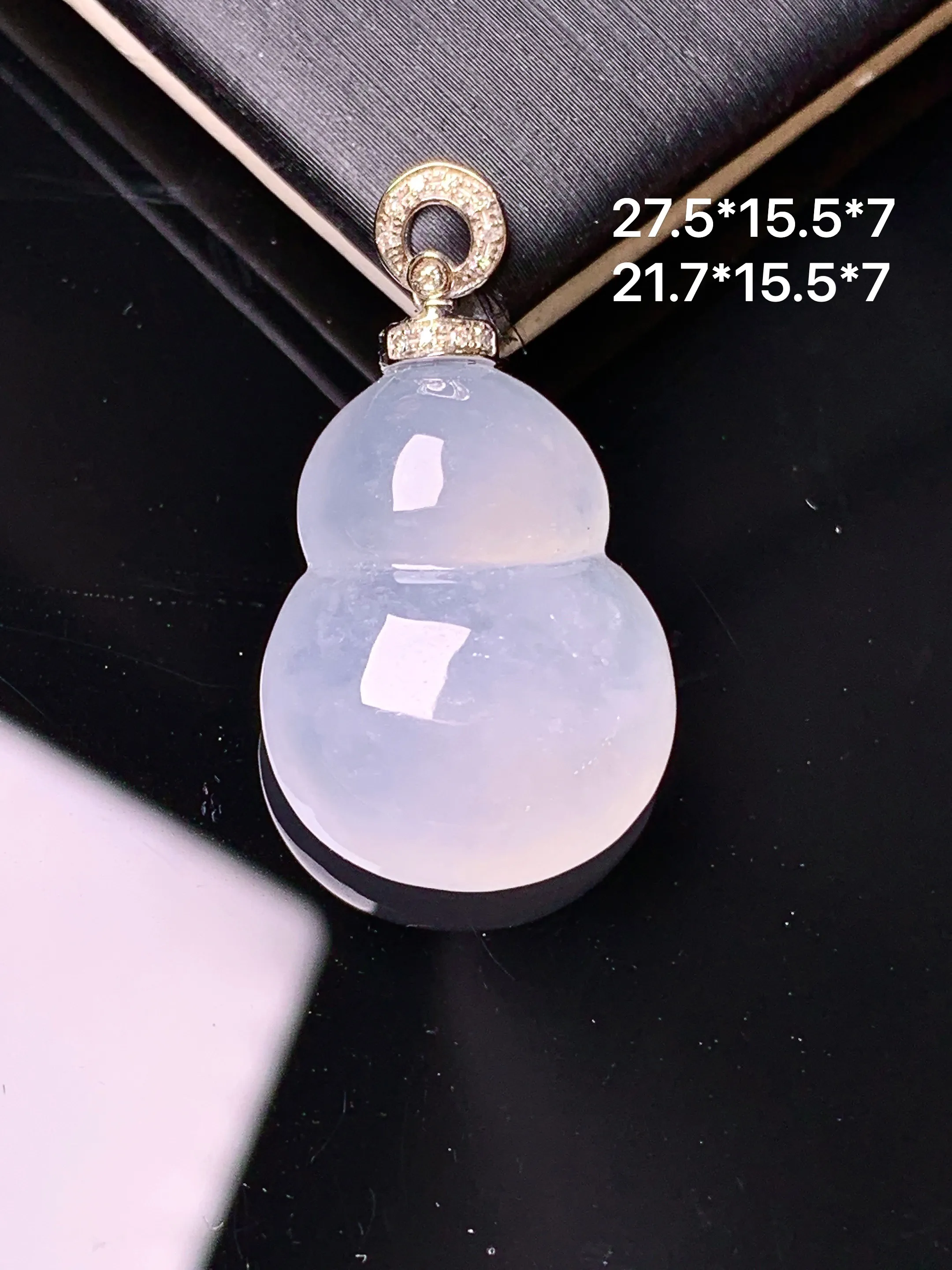 18k金钻镶嵌冰种葫芦吊坠 玉质细腻 色泽清新艳丽 整体尺寸27.5*15.5*7