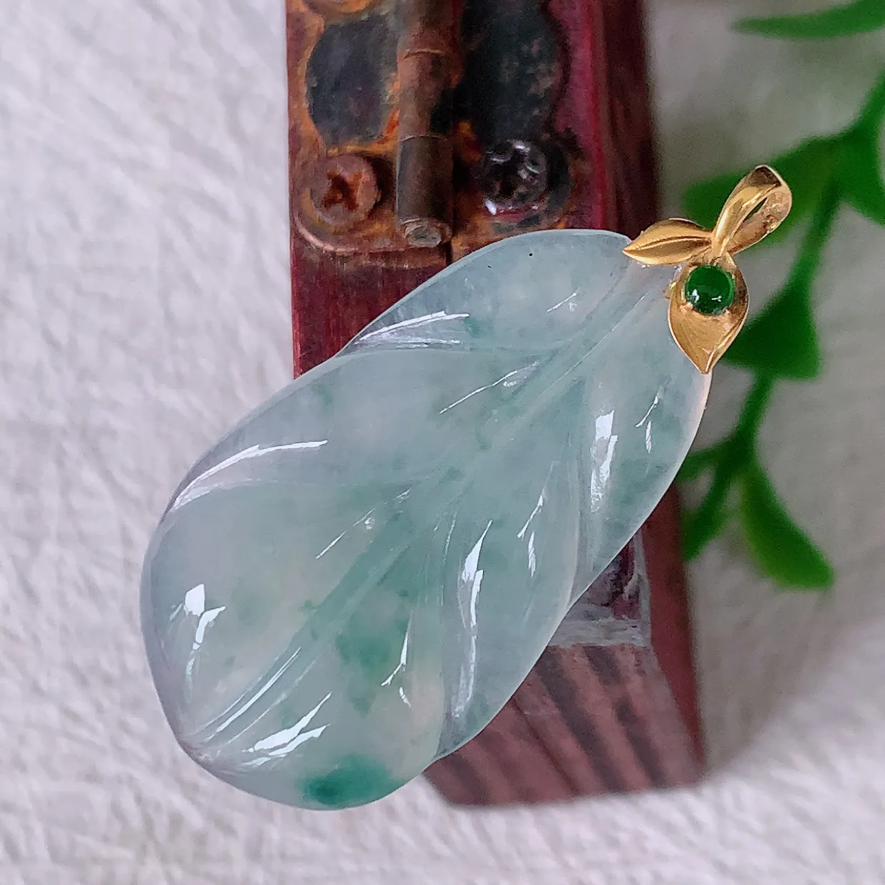 18K金镶嵌冰种飘花翡翠叶子吊坠 ，种水足，色泽清新，工艺精湛，寓意美好；金枝玉叶，事业有成。#12.17