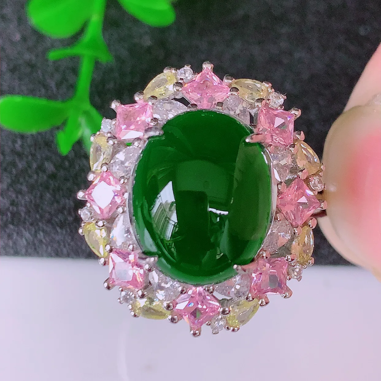 大颗冰透满绿翡翠蛋面925银镶嵌戒面，自然光实拍，翠色灵动，颜色漂亮，种老水足，品相佳，佩戴佳品！#97.17（圈口可调大小）整体29*18.5*8.8裸石13.5-11