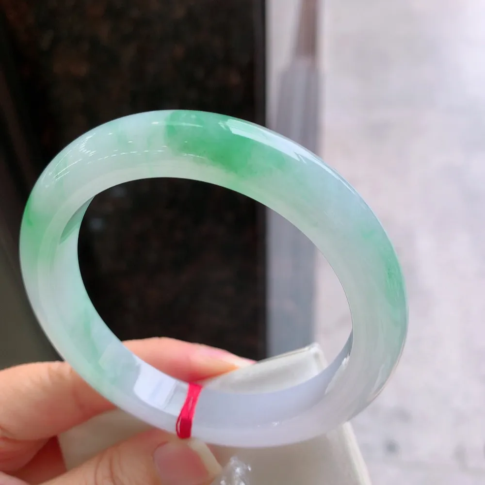 正圈高冰阳绿 无瑕 尺寸:61.2/11.8/9.7 种色兼备 大圈口