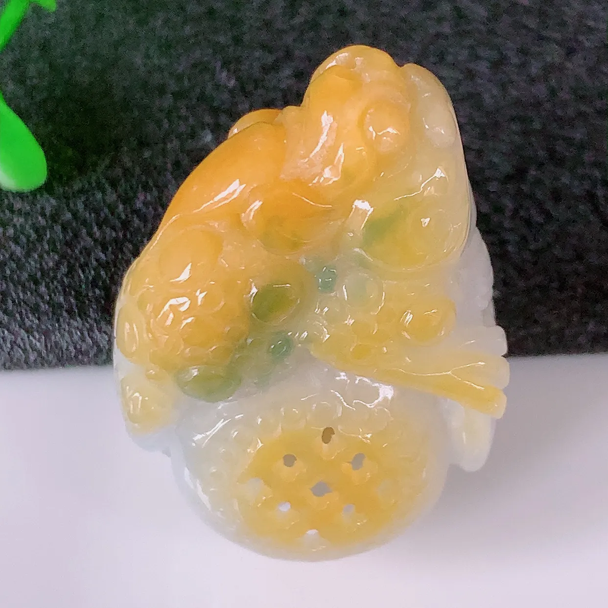 自然光实拍，冰润黄翡双彩翡翠招财金蟾吊坠，种老水足，雕工精湛 ，寓意美好，佩戴时尚出众！#60.17