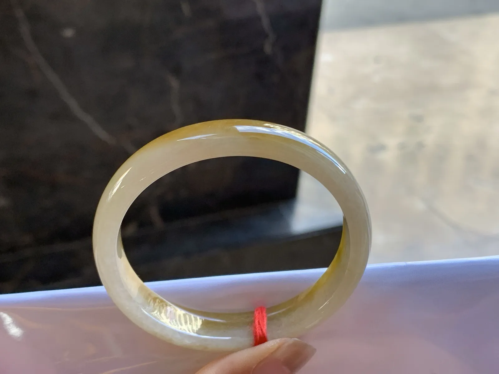 52-12.5-6

黄翡贵妃手镯^_^正圈50可以带