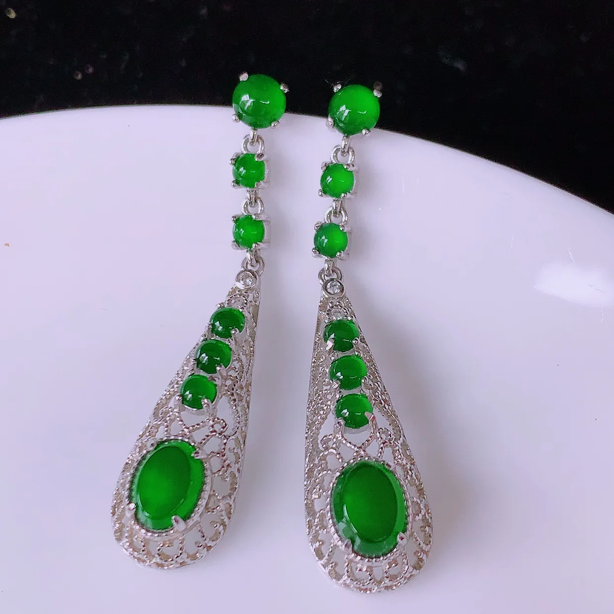 冰透满绿翡翠925银镶嵌耳坠，自然光实拍，翠色灵动，颜色漂亮，种老水足，品相佳，佩戴佳品！#97.1