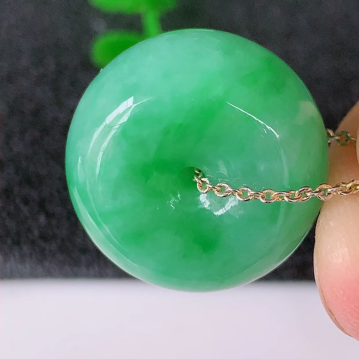 自然光实拍，冰润飘绿翡翠平安扣吊坠，形体饱满圆润，平安扣肥嘟嘟的，平平安安，种水很好，配戴精美！#05.17