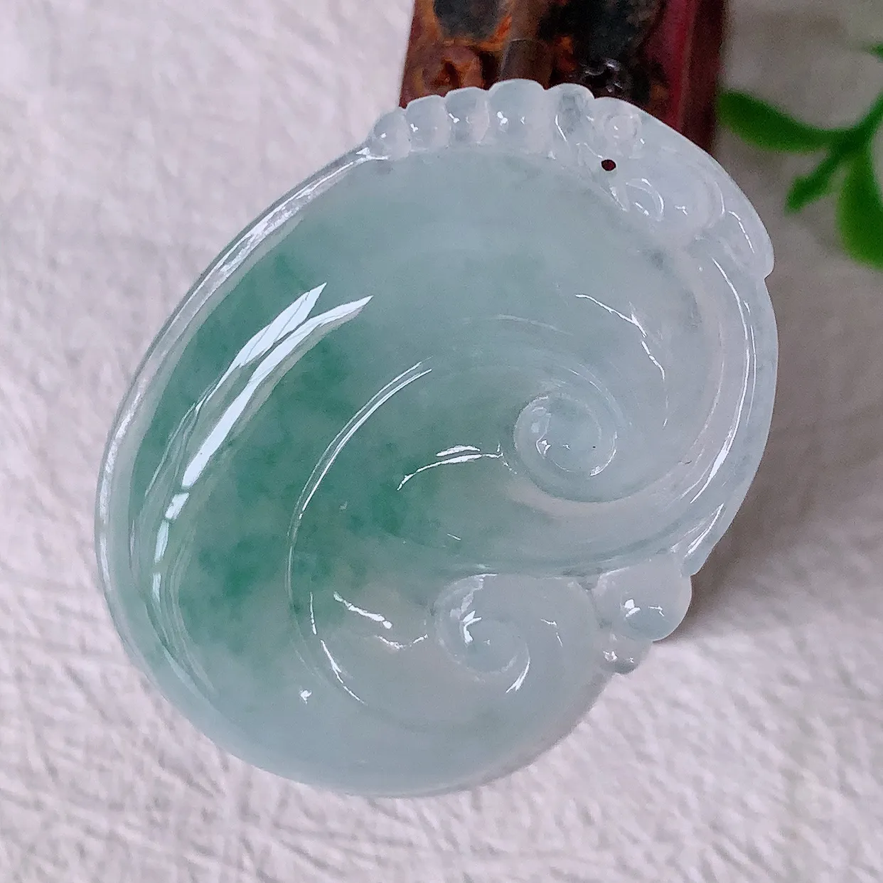 自然光实拍，冰飘花翡翠如意吊坠，冰透，翠色灵动，饱满，万事如意，如意一生，配戴精美！#57.17