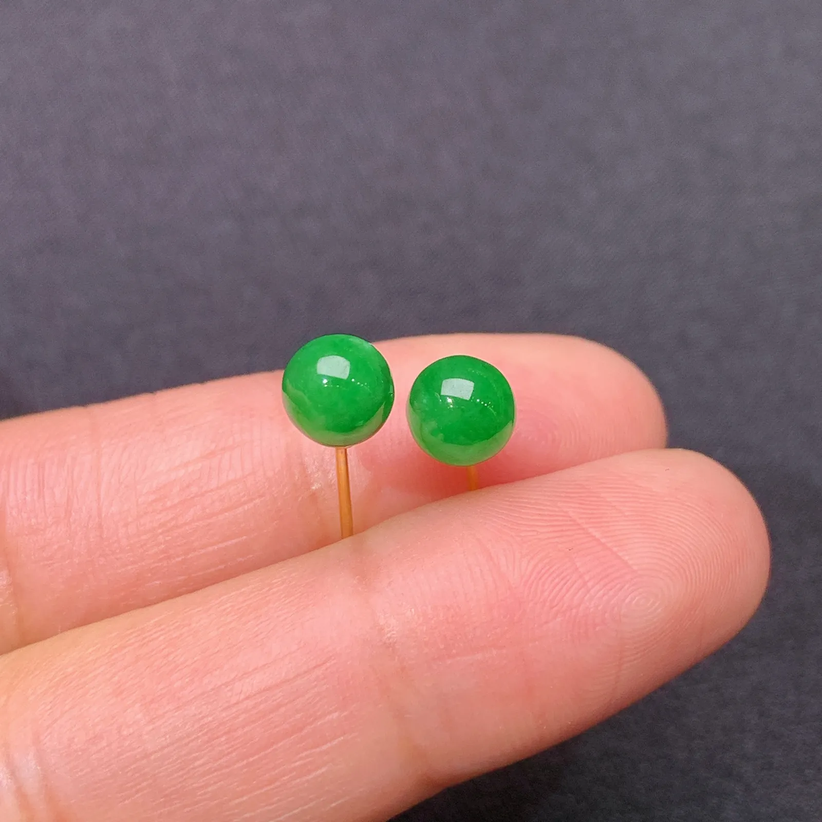 阳绿圆珠耳钉，18k金镶嵌，简约时尚，冰润色阳，种水足 直径5.7