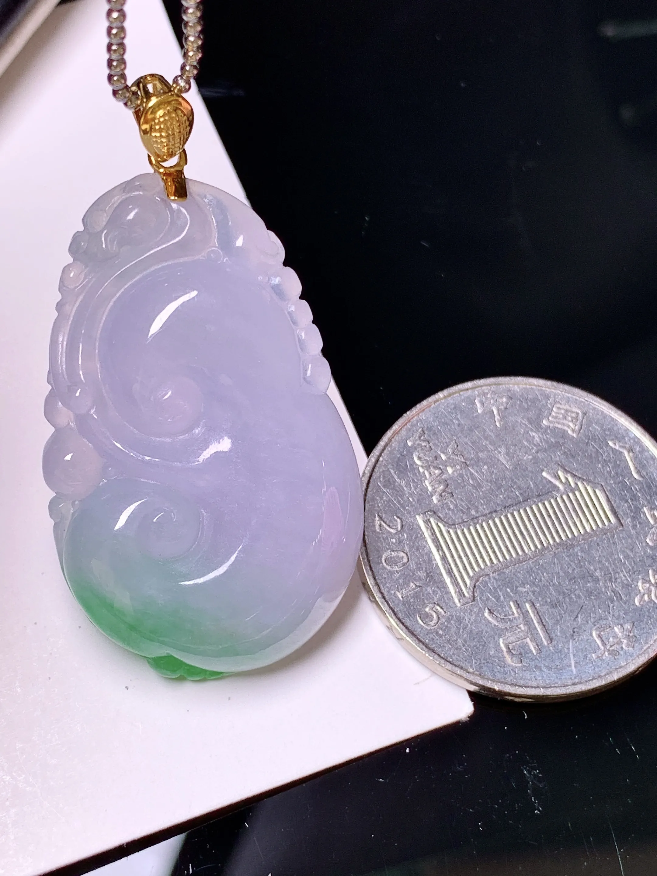 18k金镶嵌淡紫罗兰飘绿如意吊坠 玉质细腻 色泽清新艳丽 整体尺寸40.8*21*7