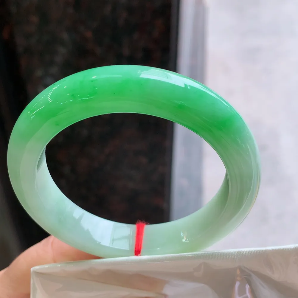 正圈冰糯阳绿 无瑕 尺寸:57.6/13/9.9 色阳