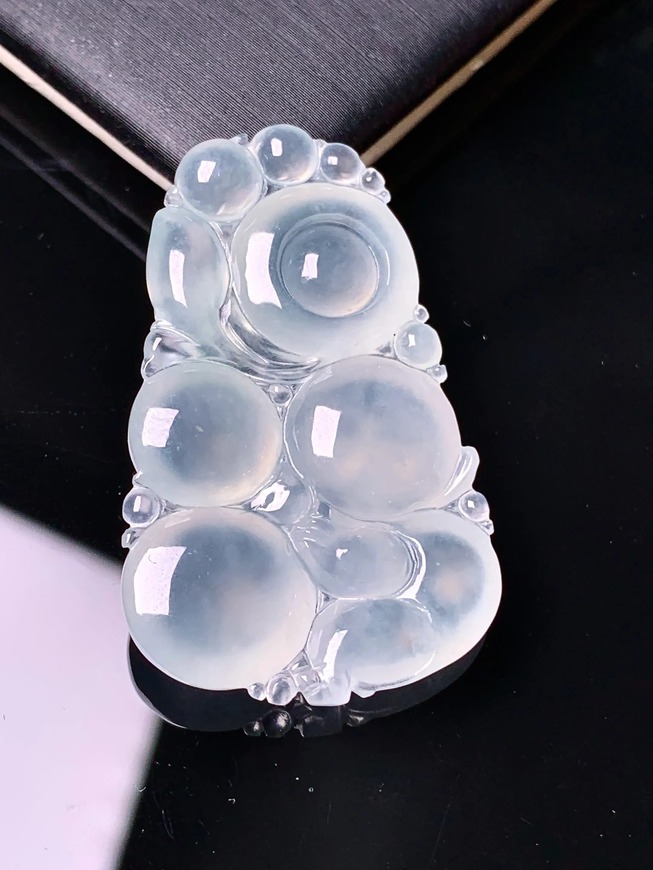 冰种灵猴献寿吊坠 玉质细腻 色泽清新艳丽 整体尺寸36.2*22.6*6