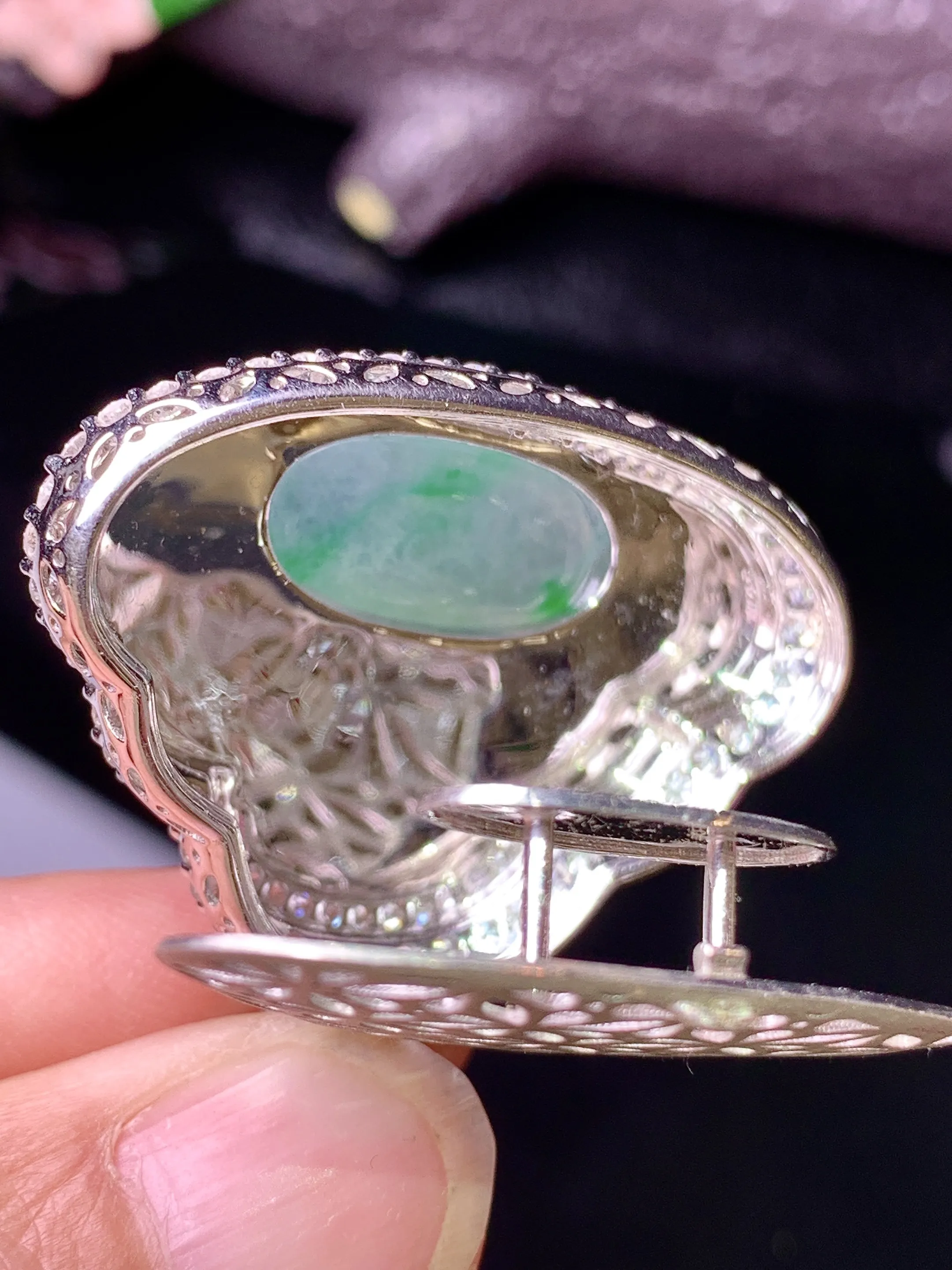 18k金钻镶嵌飘绿佛公吊坠 玉质细腻 色泽清新艳丽 整体尺寸33.8*35.5*12.6