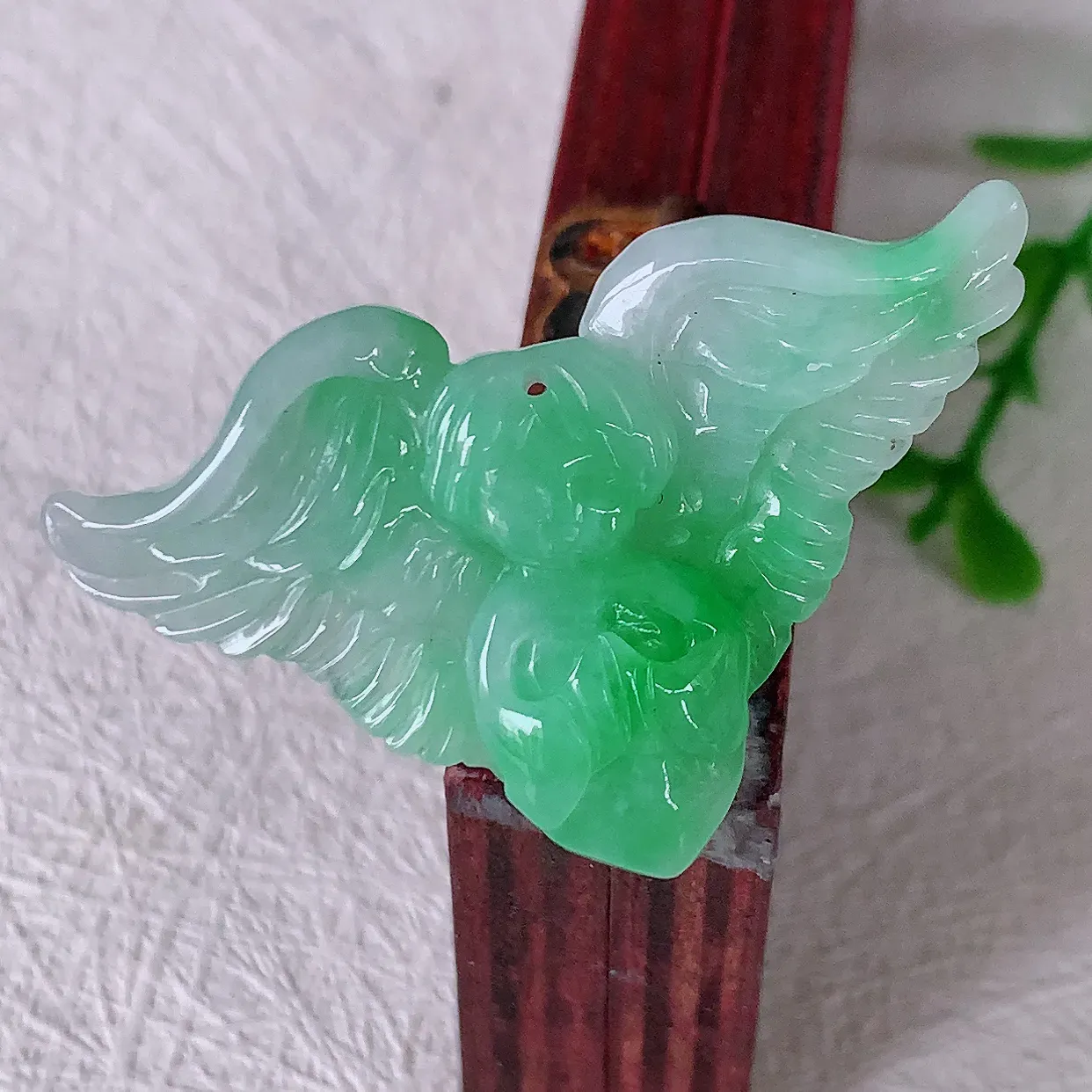 自然光实拍，水润飘绿翡翠天使吊坠，翠色灵动，玉质细腻，颜色漂亮，品相佳，佩戴佳品！#57.17