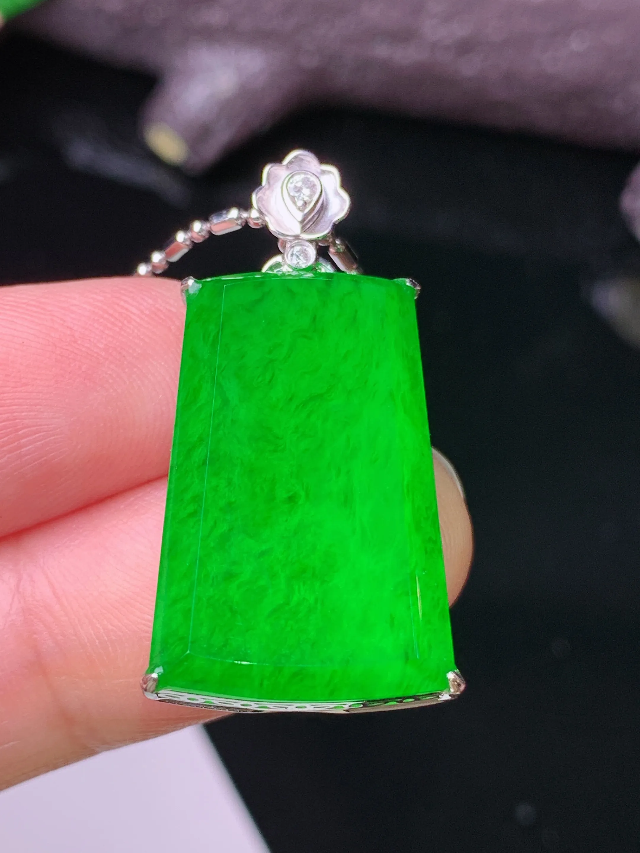 18k金钻镶嵌满绿无事牌吊坠 玉质细腻 色泽清新艳丽 整体尺寸31*16*6.5