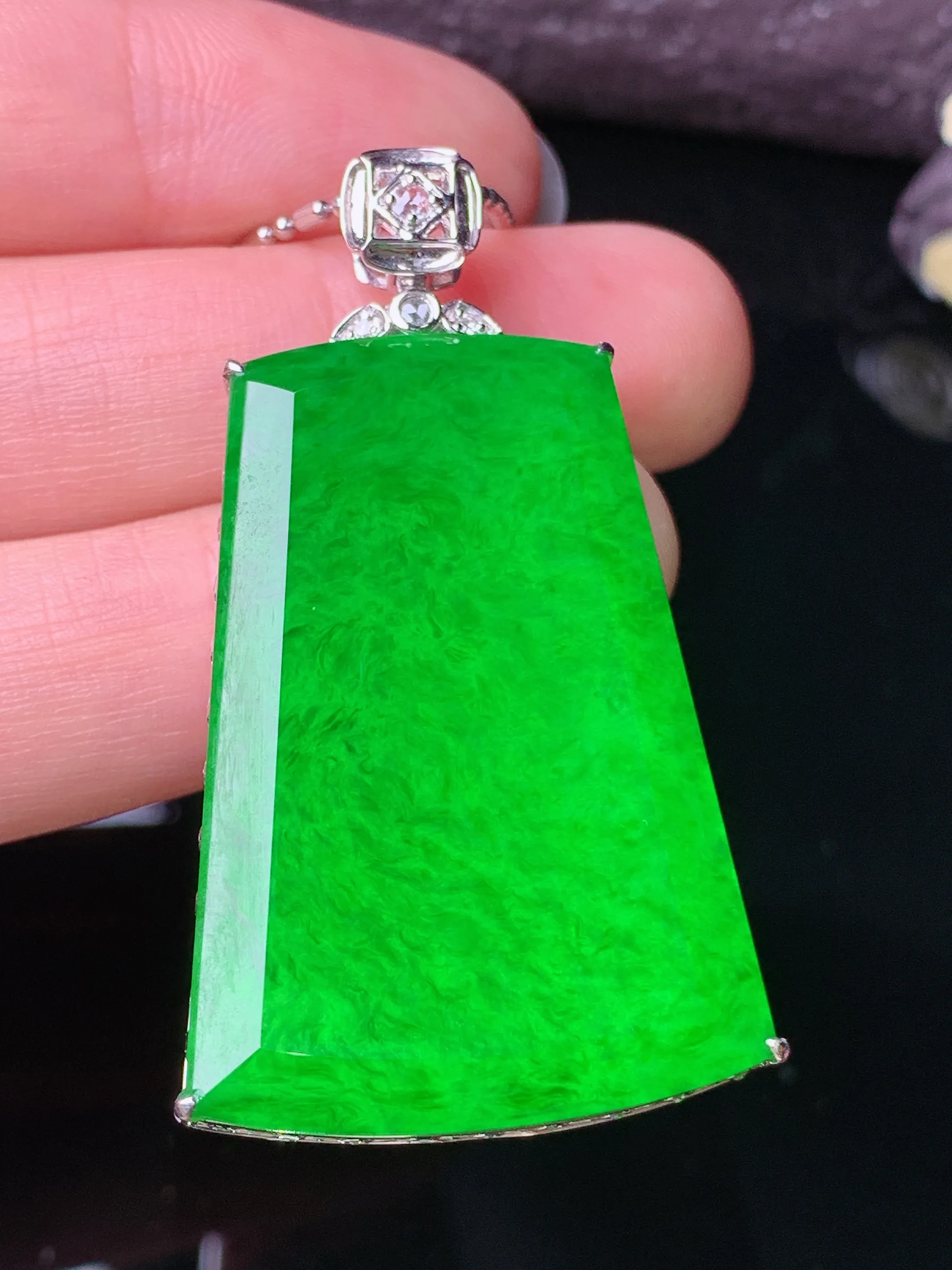 18k金钻镶嵌满绿无事牌吊坠 玉质细腻 色泽清新艳丽 整体尺寸47.3*26.5*6.8