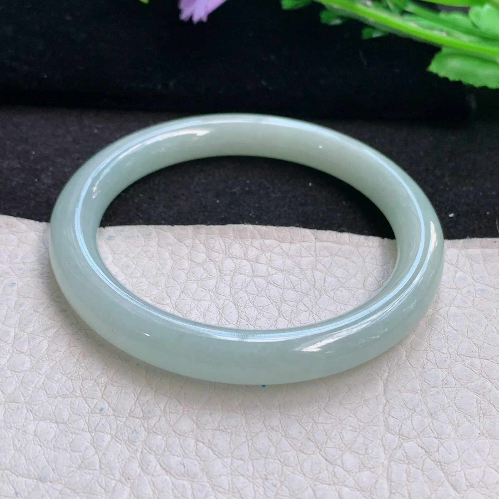 n小圈口52*8叮当镯 天然缅甸翡翠浅绿清爽水灵圆条玉手镯 美人镯