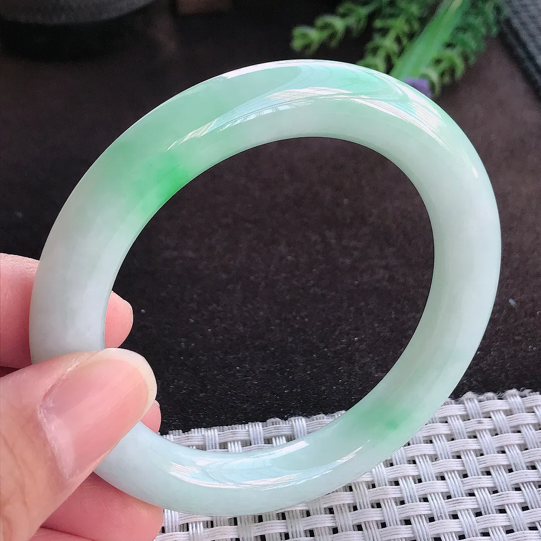 天然a货翡翠56/10.2/10.6老坑精美温润飘阳绿圆条手镯玉手镯
