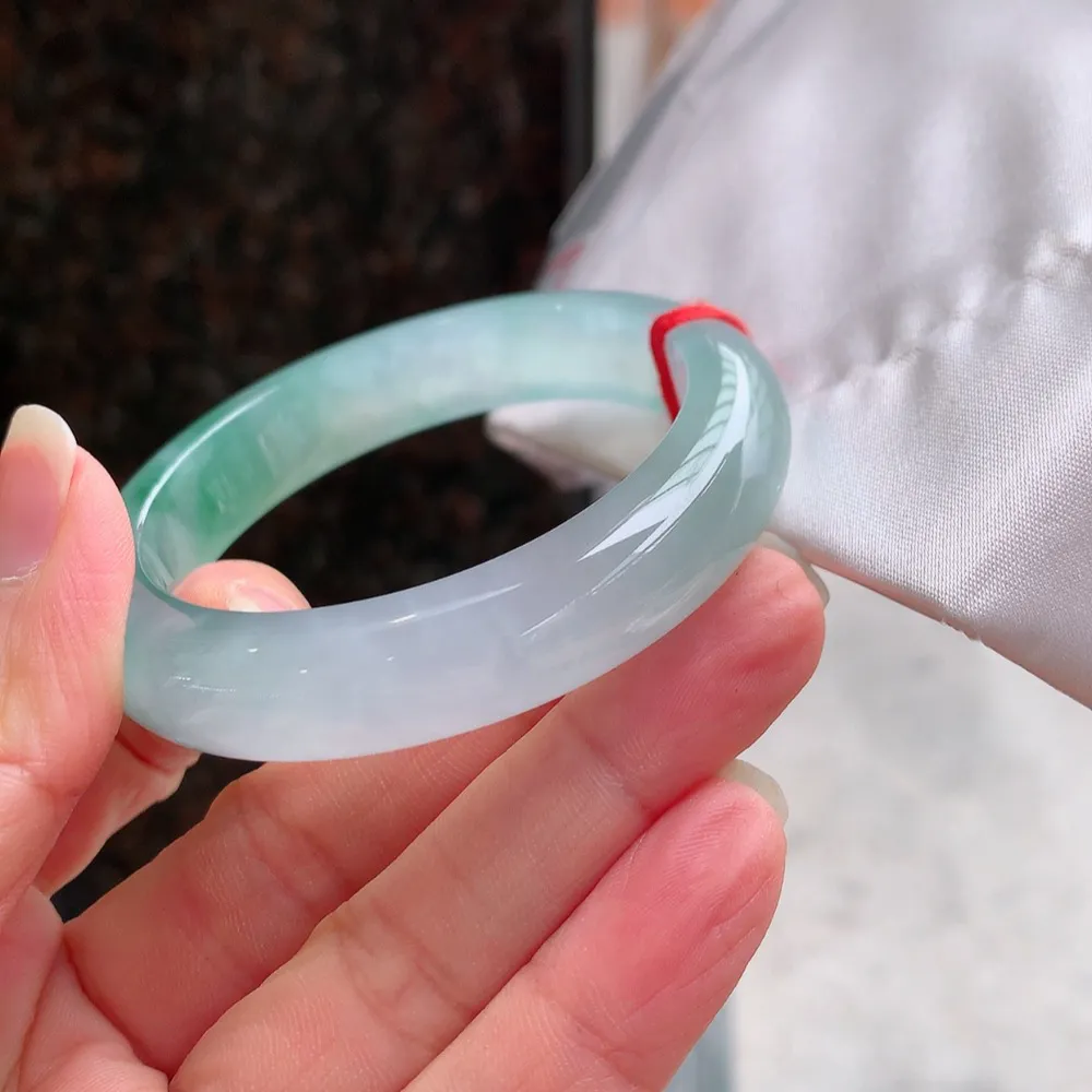 正圈冰玻绿 微棉絮不影响 无纹裂 尺寸:51.1/11.7/8.2 种色俱佳 