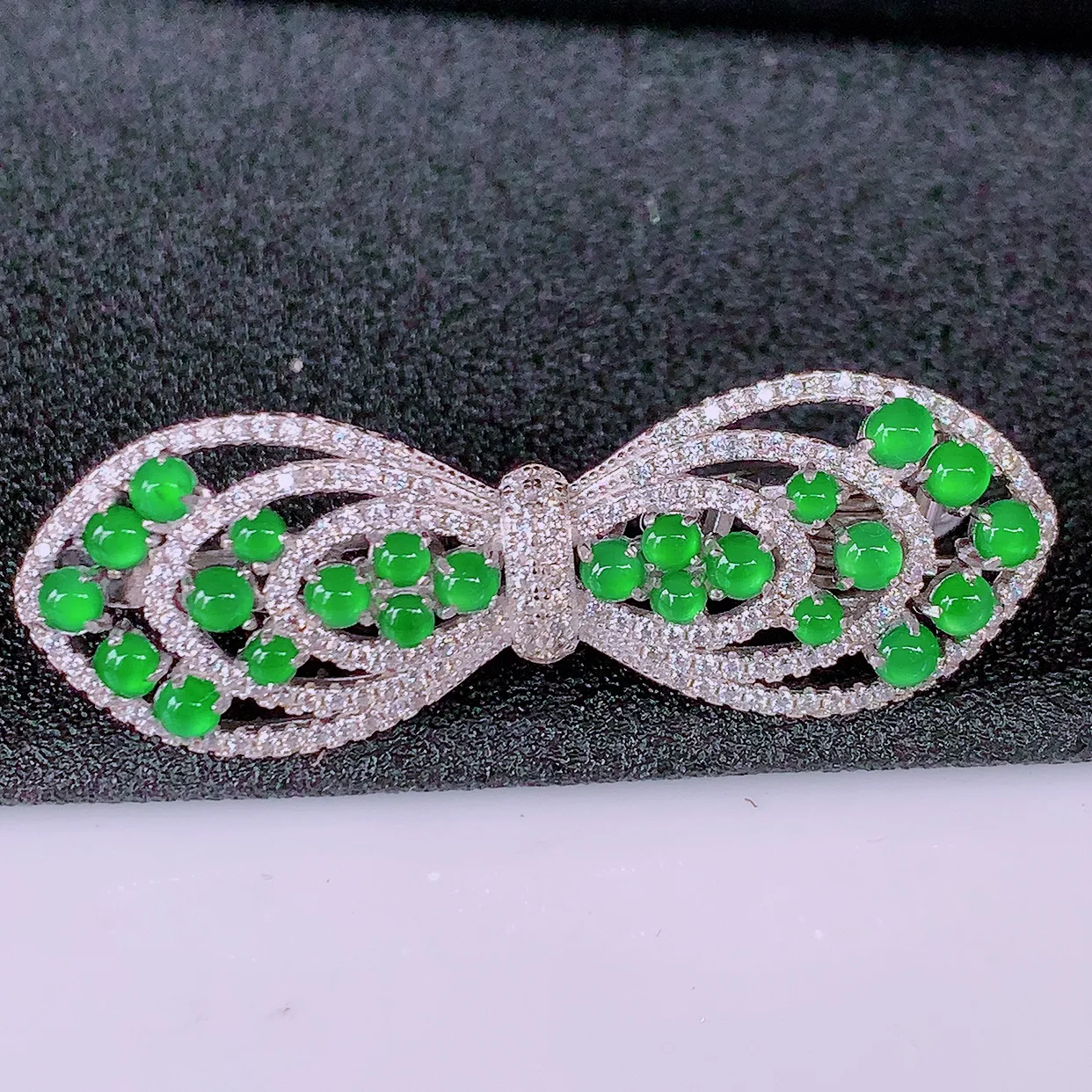 冰透满绿翡翠925银镶嵌胸针，自然光实拍，翠色灵动，颜色漂亮，种老水足，品相佳，佩戴佳品！#97.17整体48*16*12裸石2.8*2.8