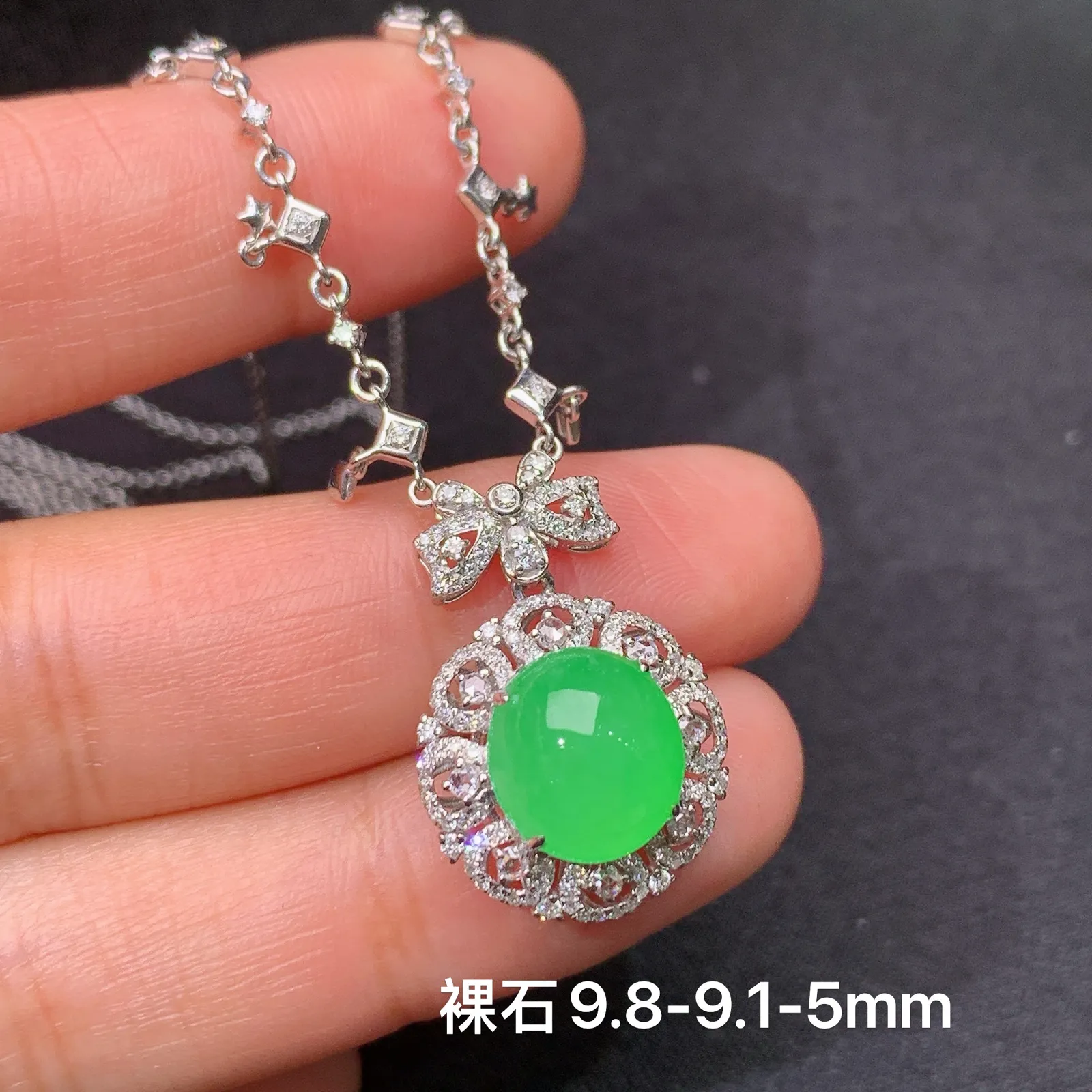 冰阳绿蛋面锁骨链，18k金镶嵌，款式精美，冰润色阳，种水足 裸石9.8*9.1*5