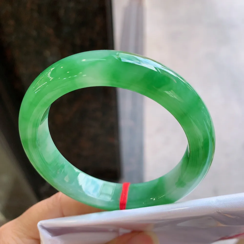 正圈高冰阳绿 无瑕 尺寸:54.8/12.2/9.1 种色俱佳