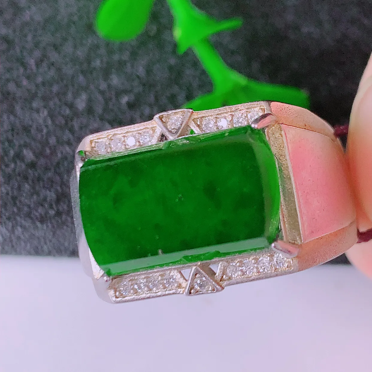 冰透满绿翡翠925银镶嵌马鞍戒指，自然光实拍，翠色灵动，颜色漂亮，种老水足，品相佳，佩戴佳品！#97.17（圈口可调大小）整体25.5*18.8*6.2裸石13.5*8.8