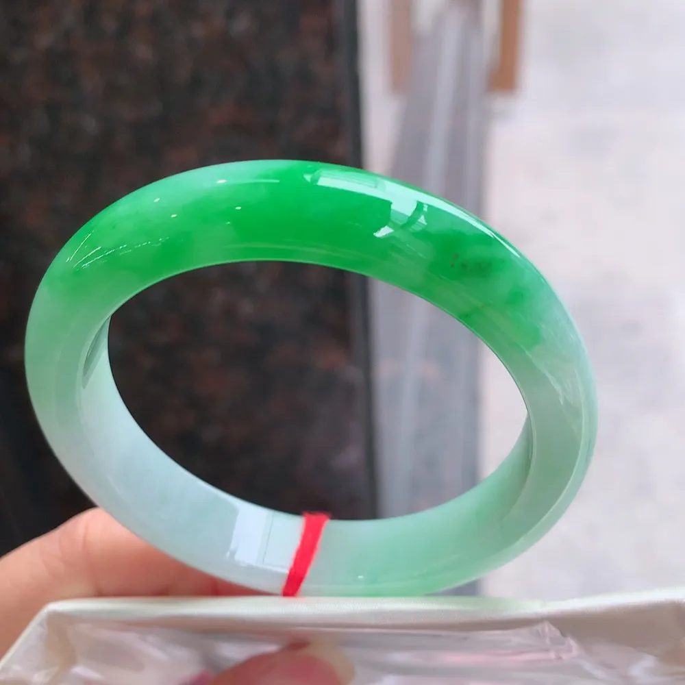 正圈一大节辣阳绿 无瑕 尺寸:55.8/12.1/8.6  色好