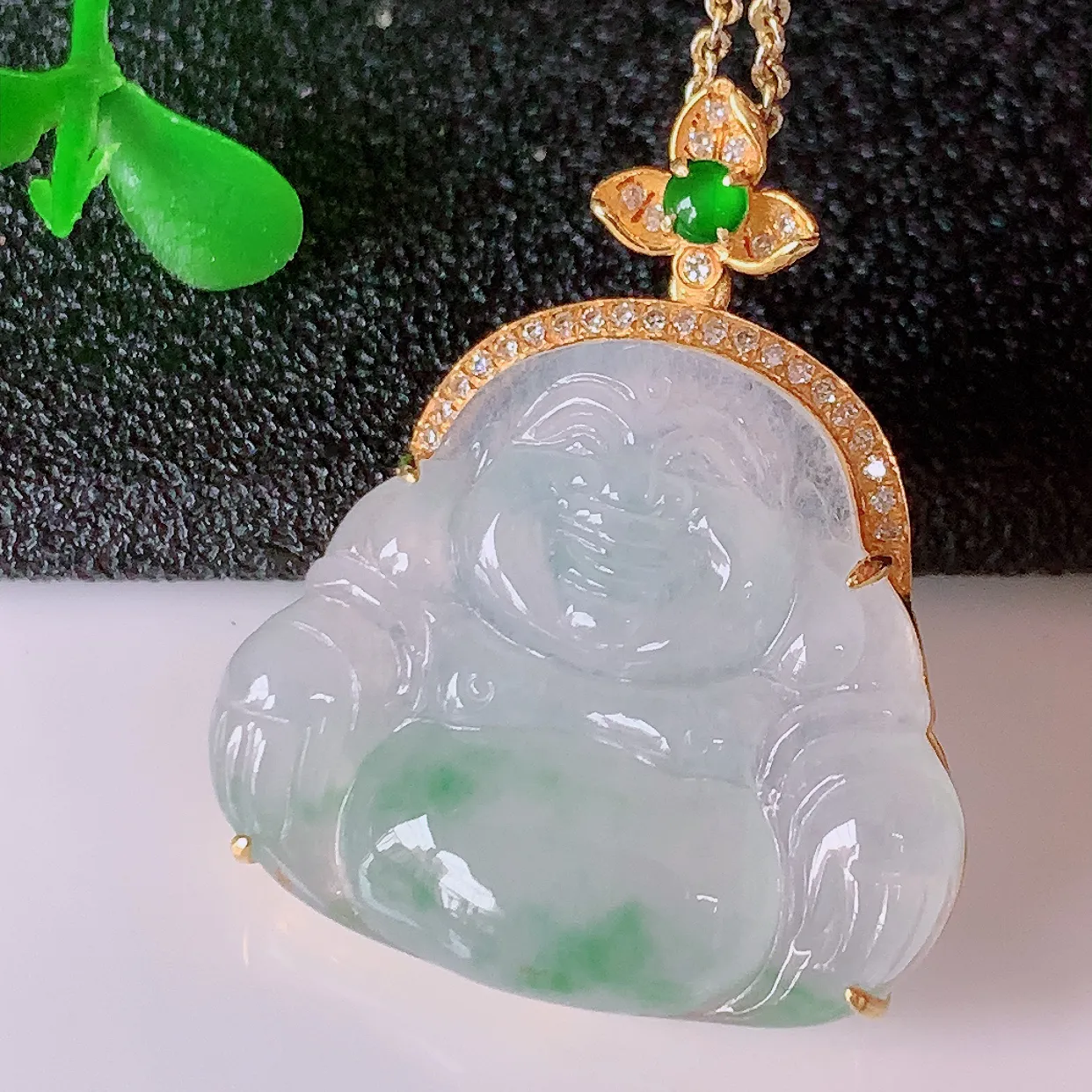 自然光实拍，18K金镶嵌冰种飘花翡翠佛公吊坠，冰透饱满， 佛公亦保平安，寓意有福（佛公）相伴，品相佳，配戴优雅迷人！#57.17整体27.5*22.5*6裸石22.5*19.5*