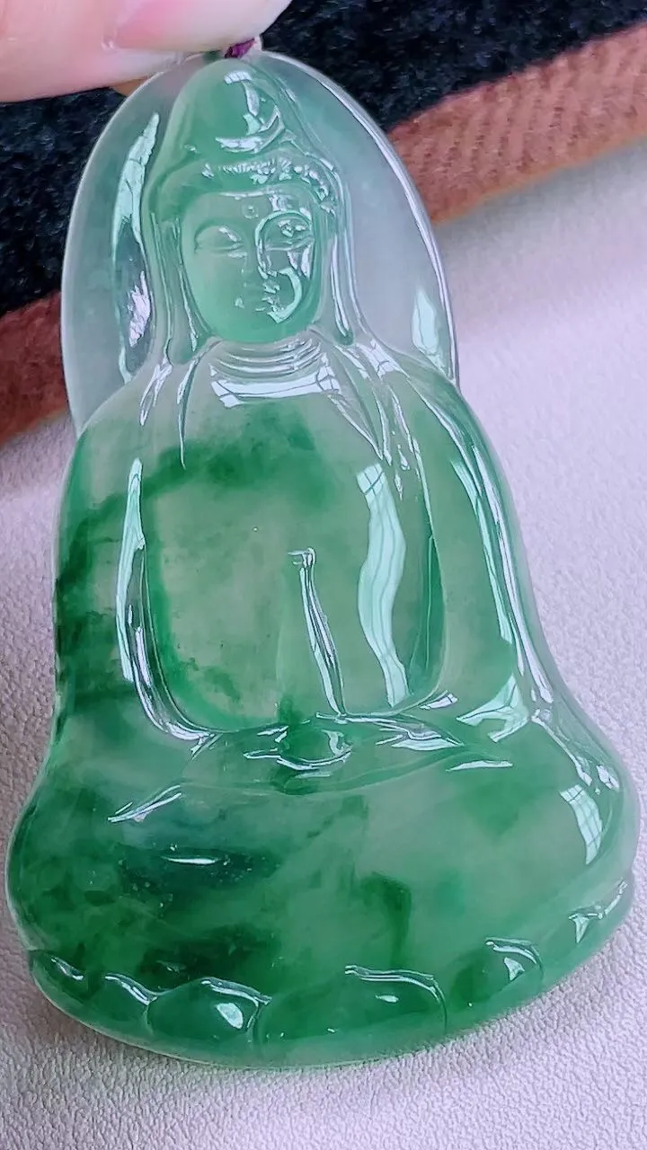 【翡翠名称】老坑种高冰飘花素衣观音吊坠挂件
【翡翠尺寸】65/39.5/5.3mm
【翡翠描述】缅甸天然翡翠A货，种老水足，玉质细腻，色泽靓丽，性价比高，佩戴效果好！