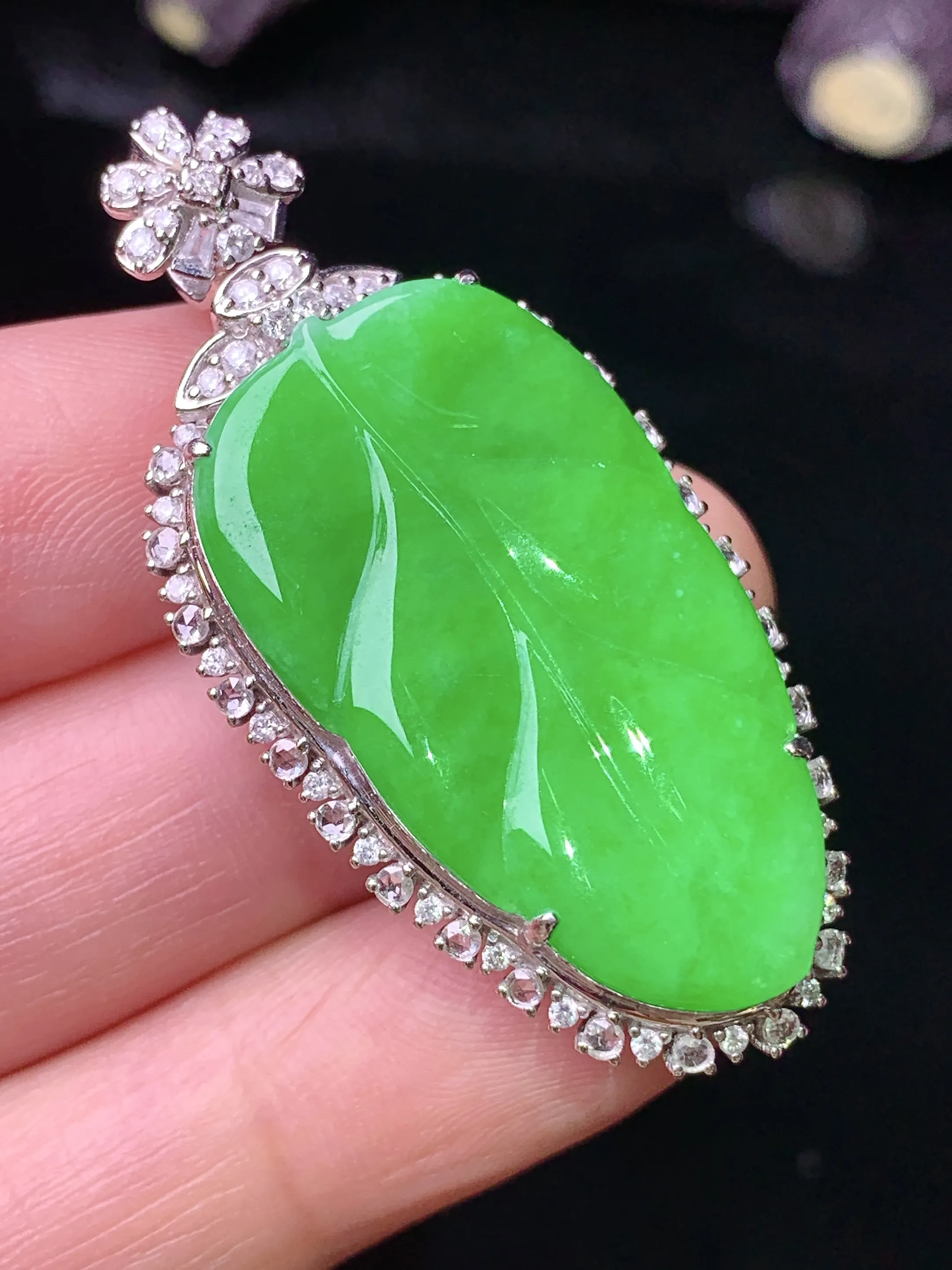 18k金钻镶嵌满绿树叶吊坠 玉质细腻 色泽清新 艳丽 整体尺寸44.2*21.5*9.3