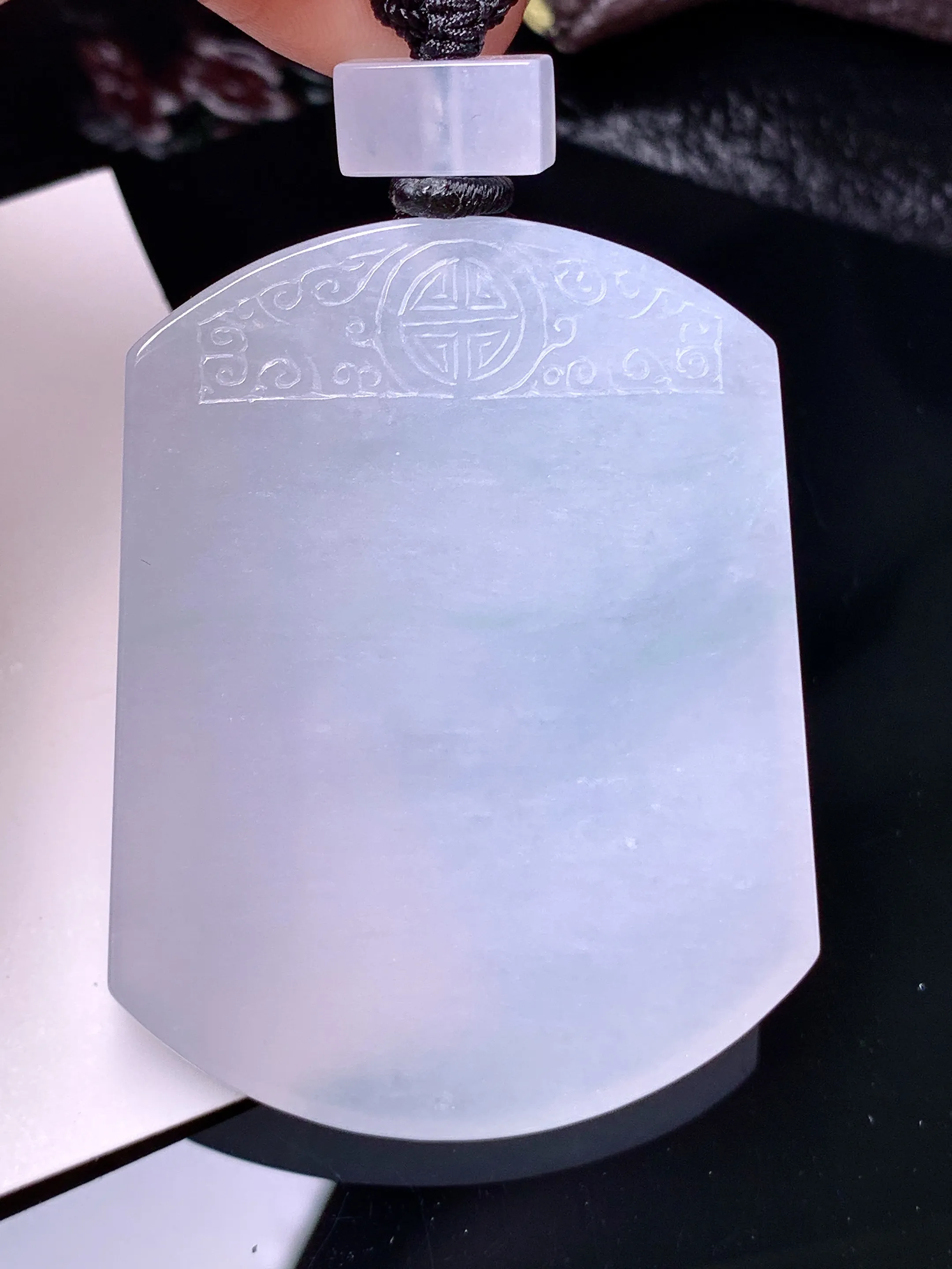 冰种飘绿无事牌吊坠 玉质细腻 色泽清新艳丽 整体尺寸53.2*41.5*6