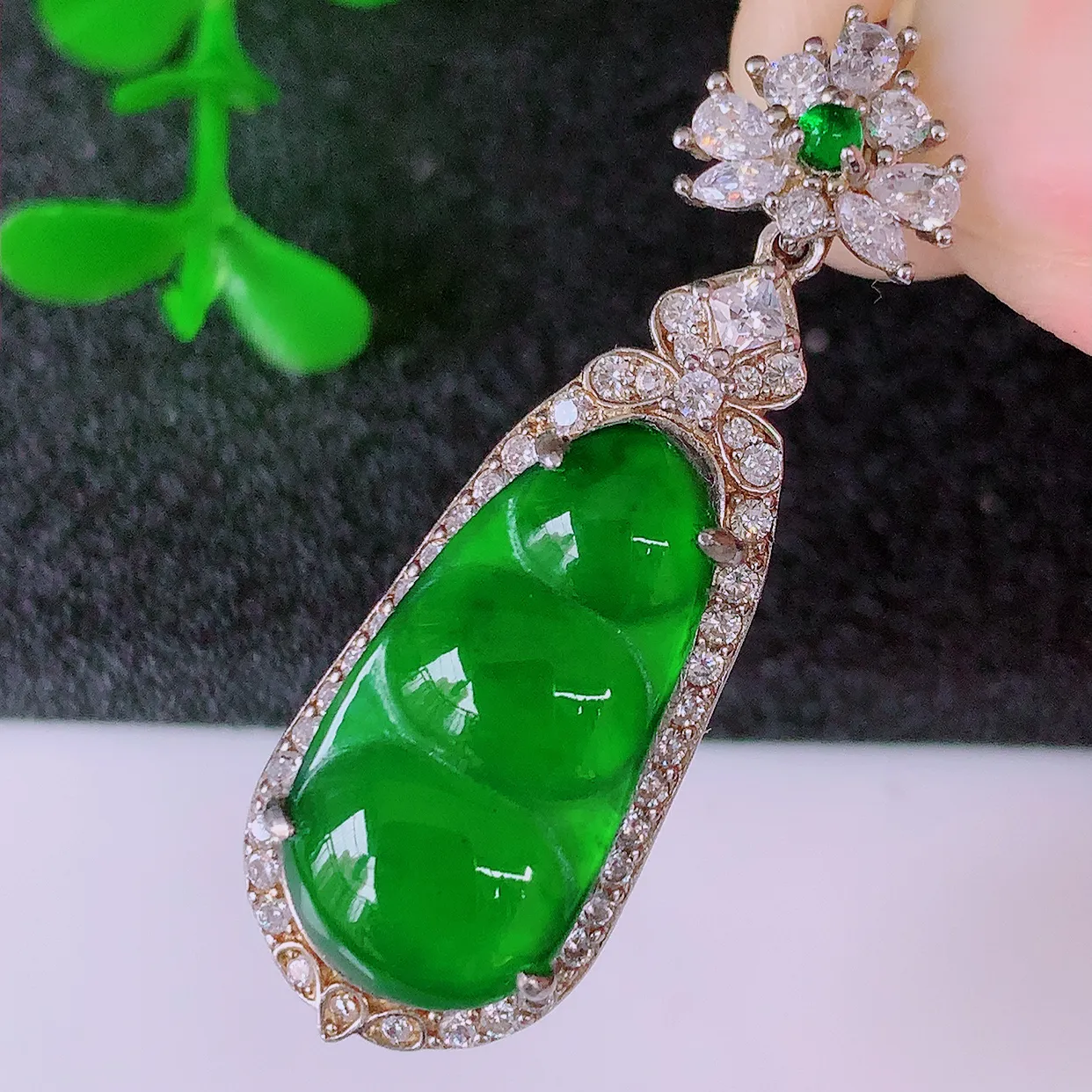 冰透满绿翡翠925银镶嵌福豆吊坠，自然光实拍，翠色灵动，颜色漂亮，种老水足，品相佳，佩戴佳品！#97