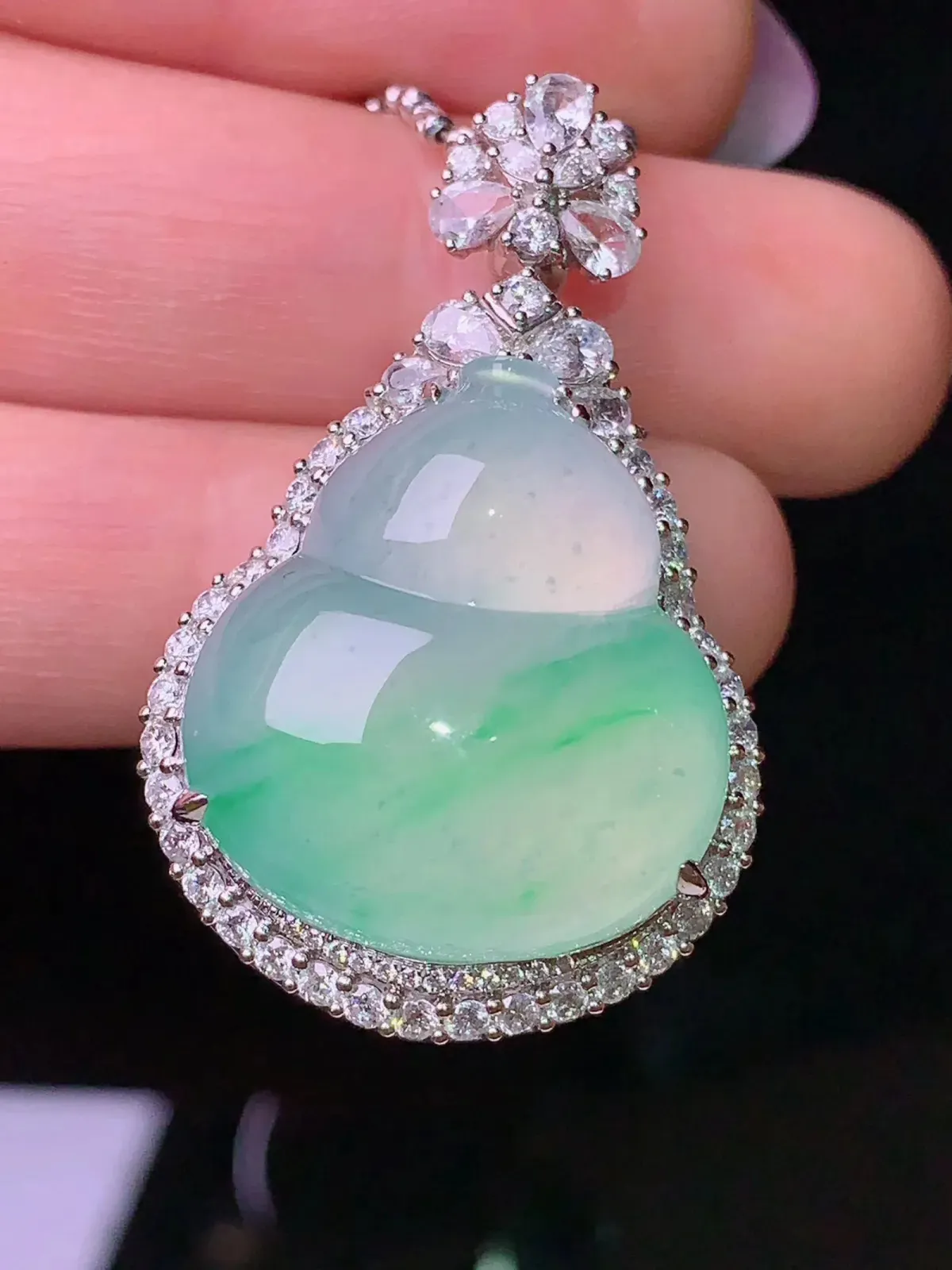 18k金钻镶嵌冰种飘绿葫芦吊坠 玉质细腻 色泽艳丽 整体尺寸36.5*23*14.2