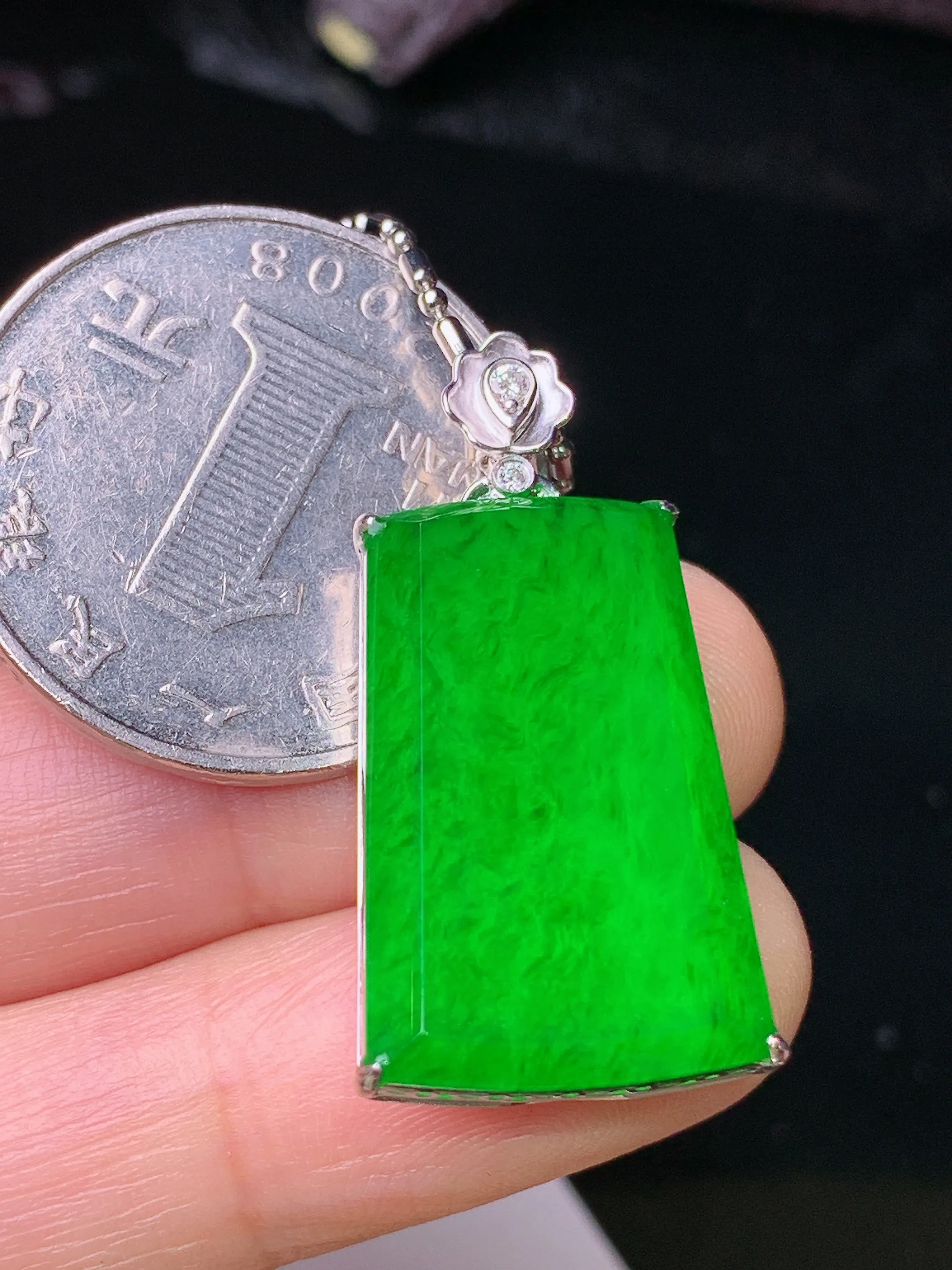 18k金钻镶嵌满绿无事牌吊坠 玉质细腻 色泽清新艳丽 整体尺寸31*16*6.5
