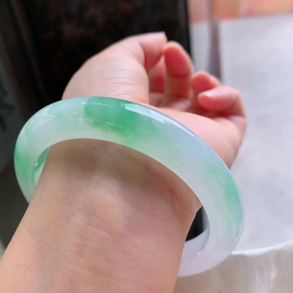 正圈高冰阳绿 无瑕 尺寸:61.2/11.8/9.7 种色兼备 大圈口