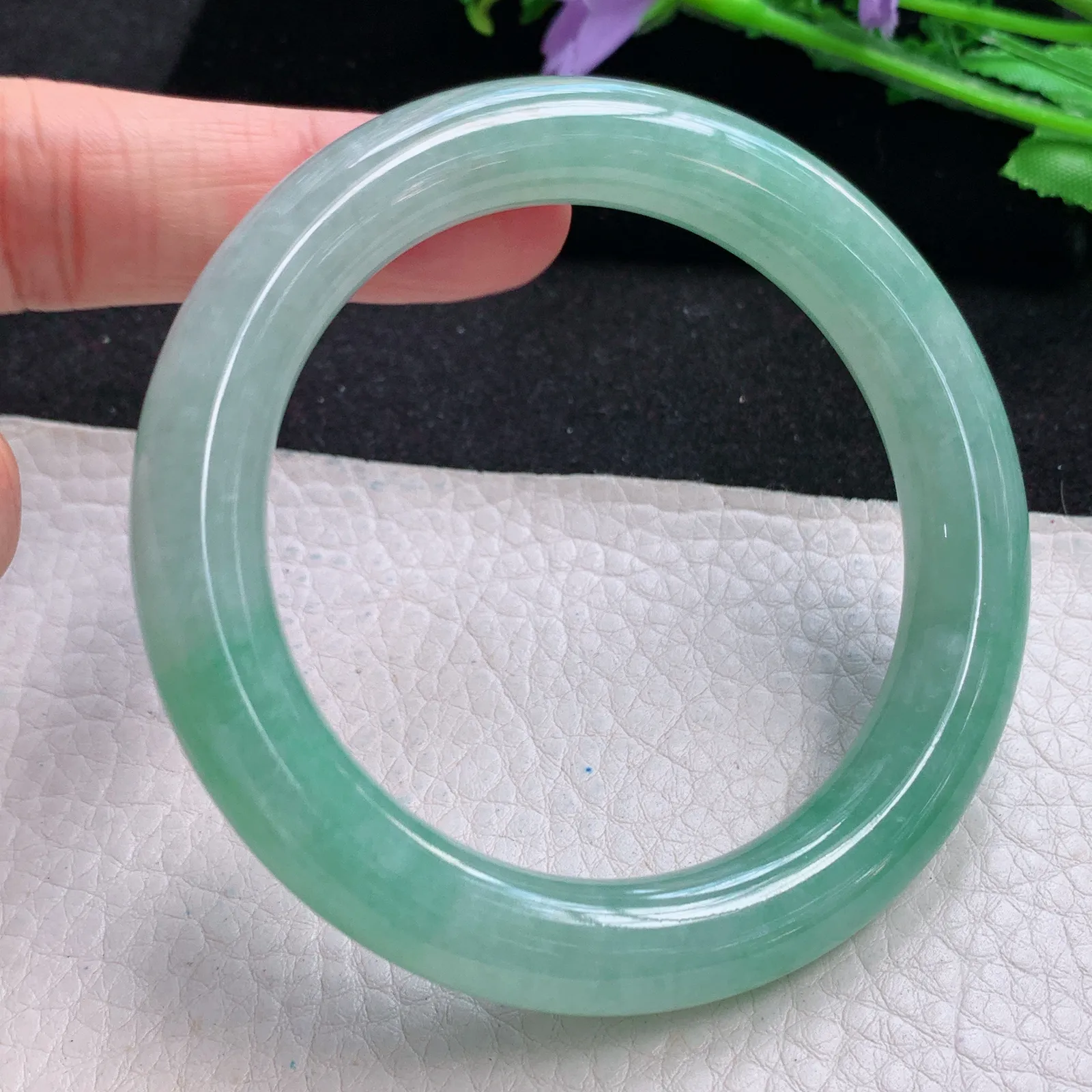 xh自然光57*10.5美人镯 缅甸翡翠冰绿水灵圆条玉手镯 平安镯