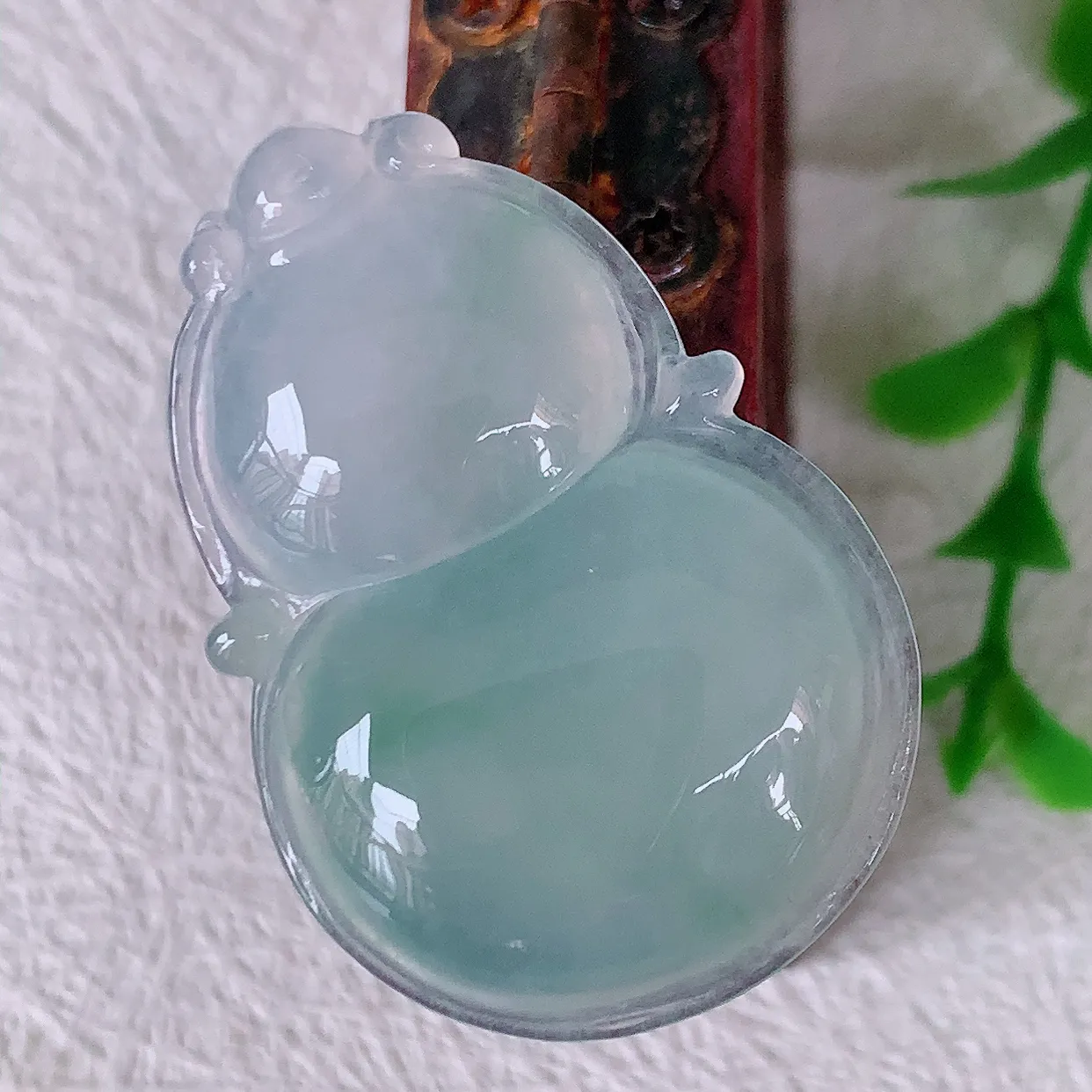 自然光实拍，冰种飘花翡翠葫芦吊坠，葫芦寓意福禄双全，财源滚滚，饱满，清新脱俗，佩戴效果优雅迷人！#57.17