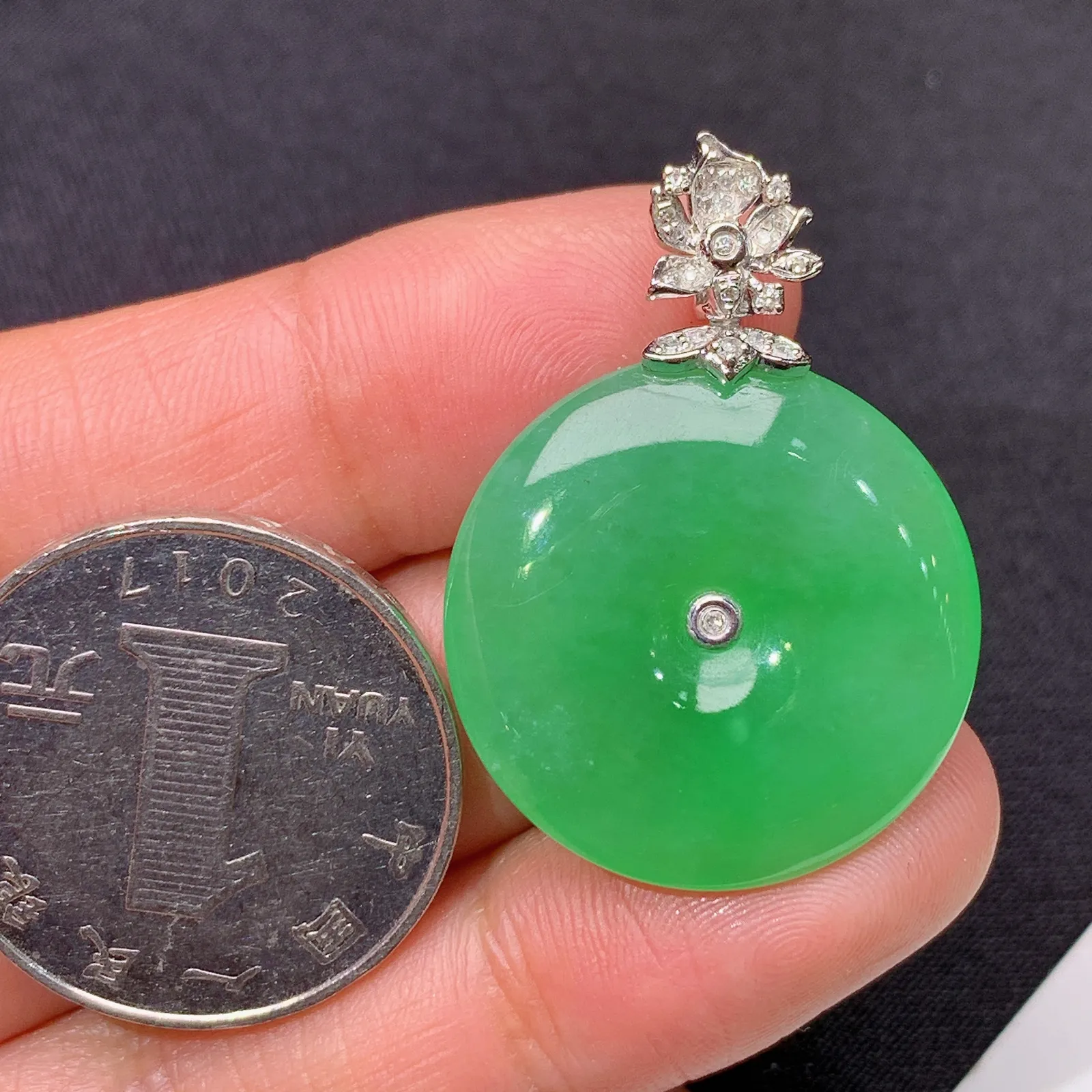 浅阳绿平安扣吊坠，18k金镶嵌，色泽鲜阳，冰润细腻，种水足 Ax 尺寸33*23.6*5.2