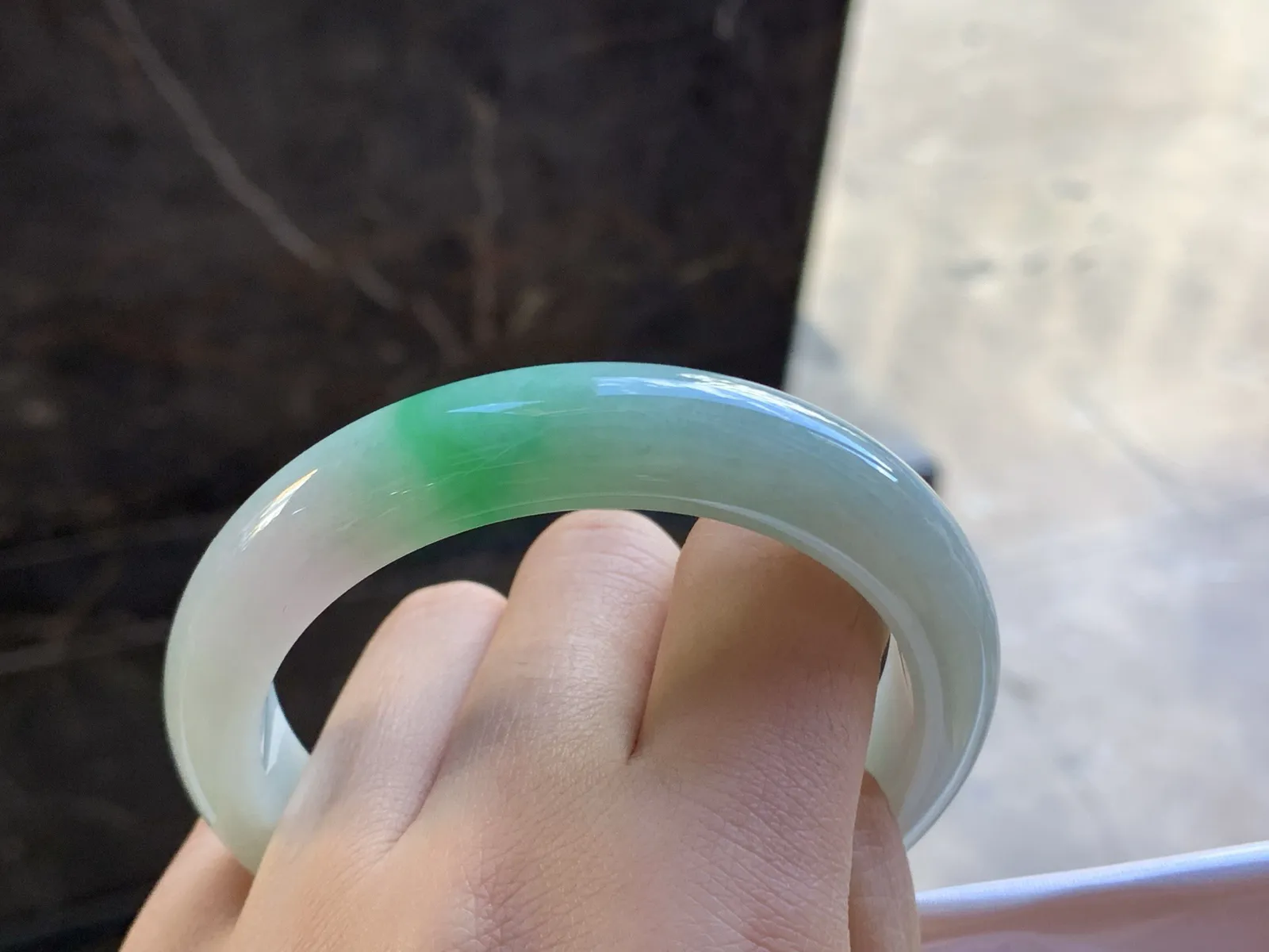 56.5-12.4-8.6

带色手镯^_^玉质温润 颜色鲜艳