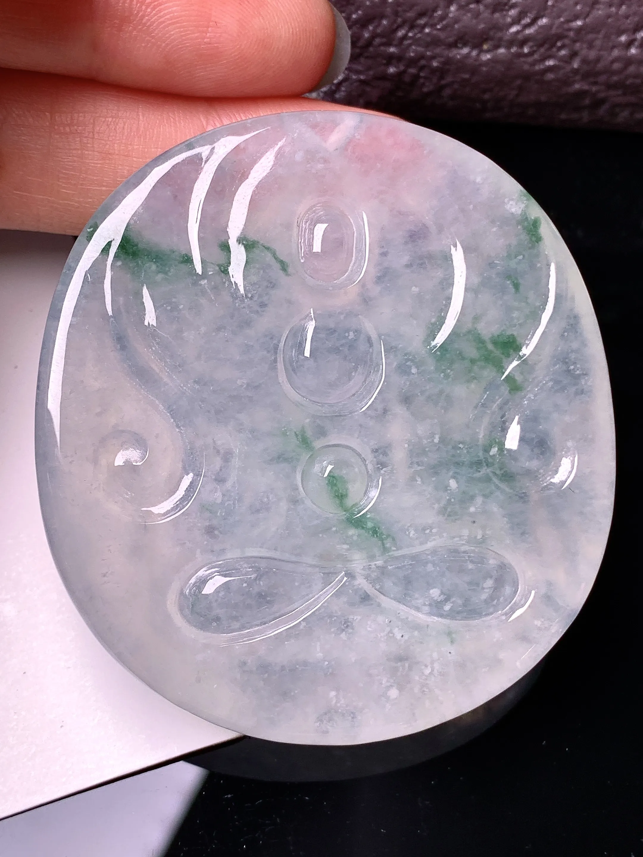 冰种飘绿大势至观音菩萨吊坠 玉质细腻 色泽清新艳丽 整体尺寸55.6*51.3*9.6