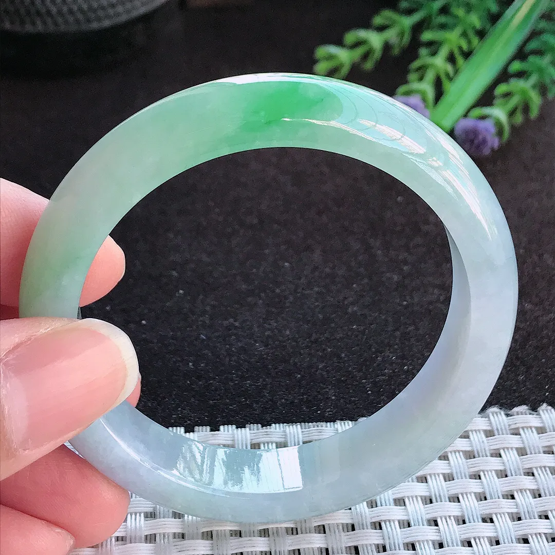 天然a货翡翠52/11.6/7.7老坑精美冰胶下圈口飘阳绿手镯宽边玉手镯