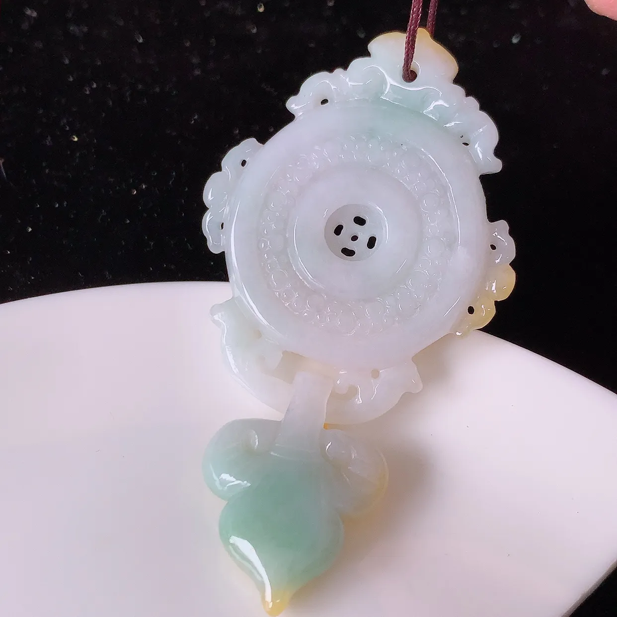 自然光实拍，冰润黄加绿翡翠时来运转吊坠，种老水足，雕工精湛 ，寓意美好，佩戴时尚出众！#60.17