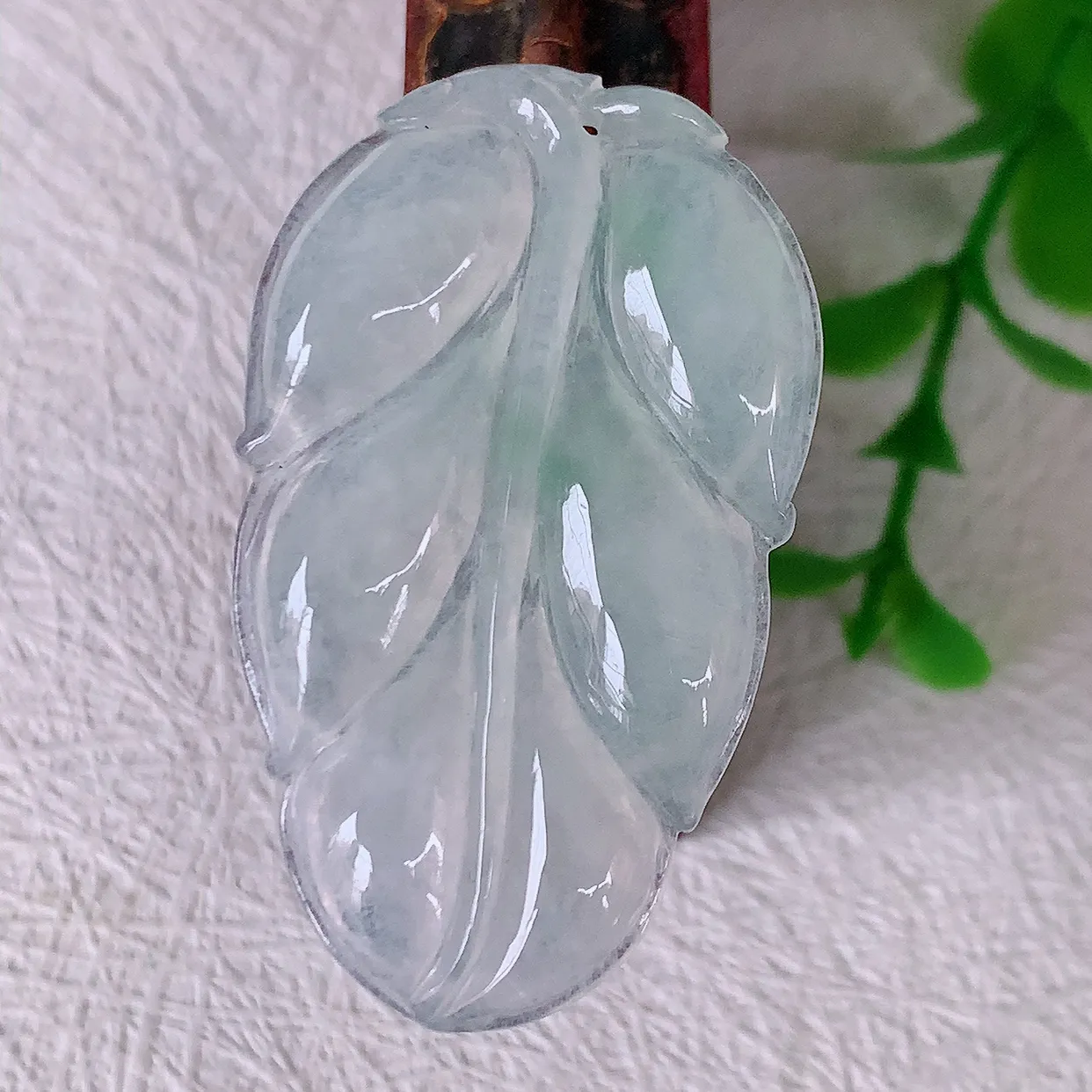 自然光实拍，冰种翡翠叶子吊坠 ，种水足，色泽清新，工艺精湛，叶子寓意美好；金枝玉叶，事业有成。#57.17